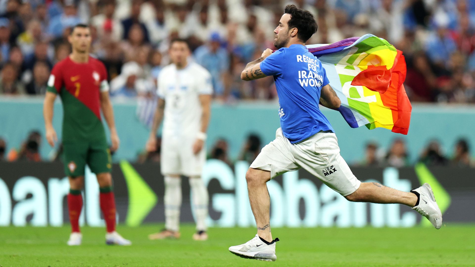 Homem com a bandeira LGBTQIA+ invade o campo na Copa do Mundo 2022