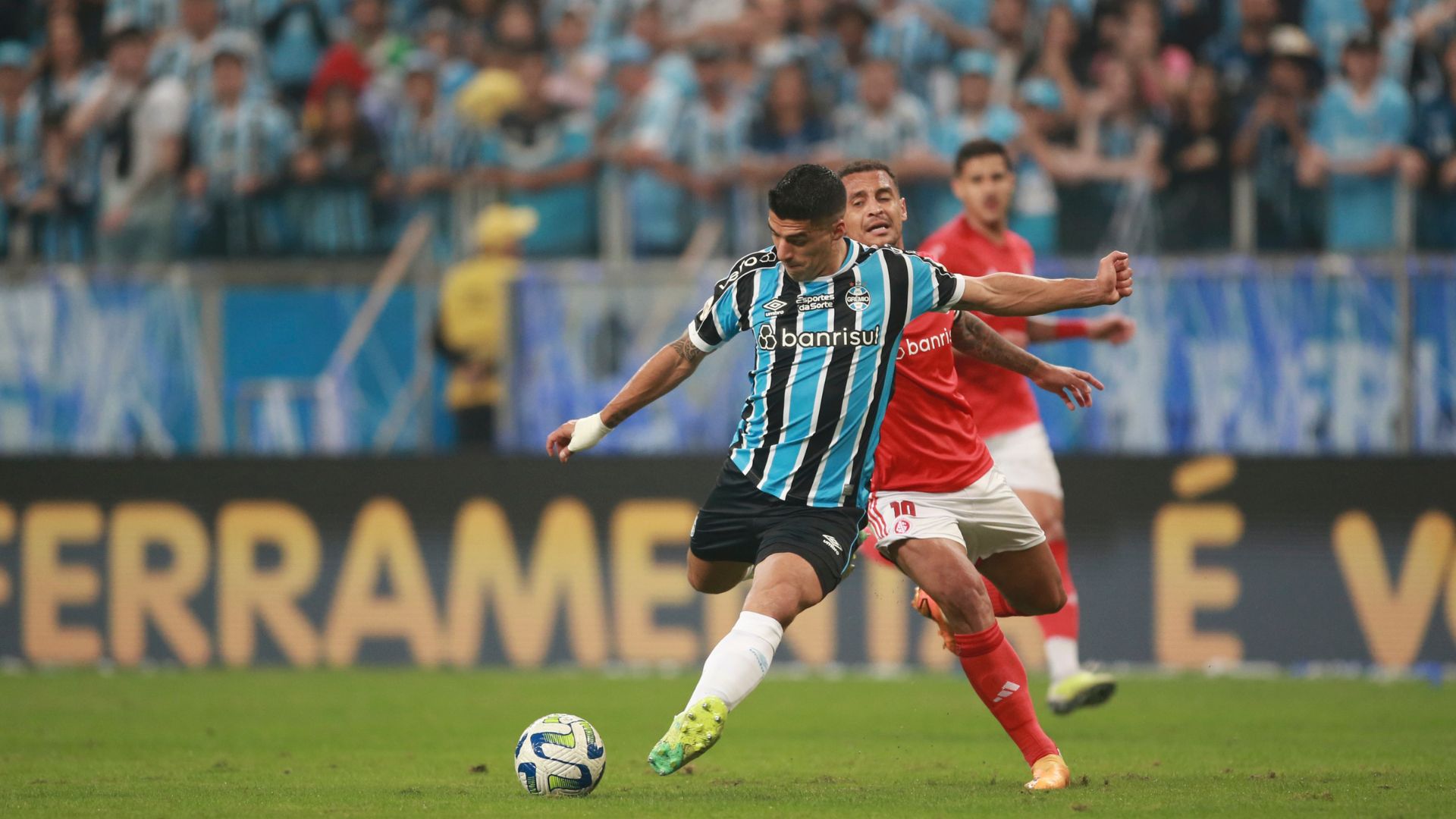 Suarez em ação pelo Grêmio