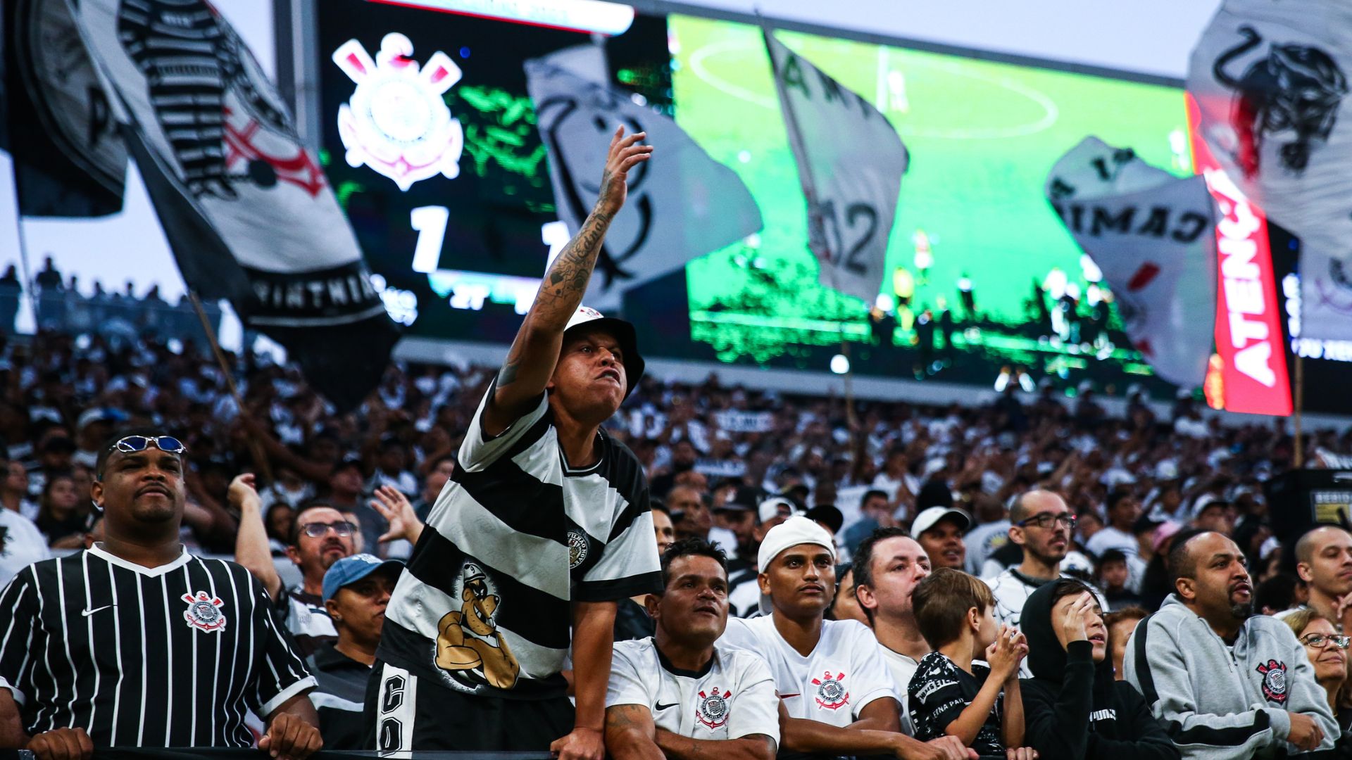 Imagens da torcida do Corinthians durante o jogo contra o São Paulo (Crédito: Getty Images)