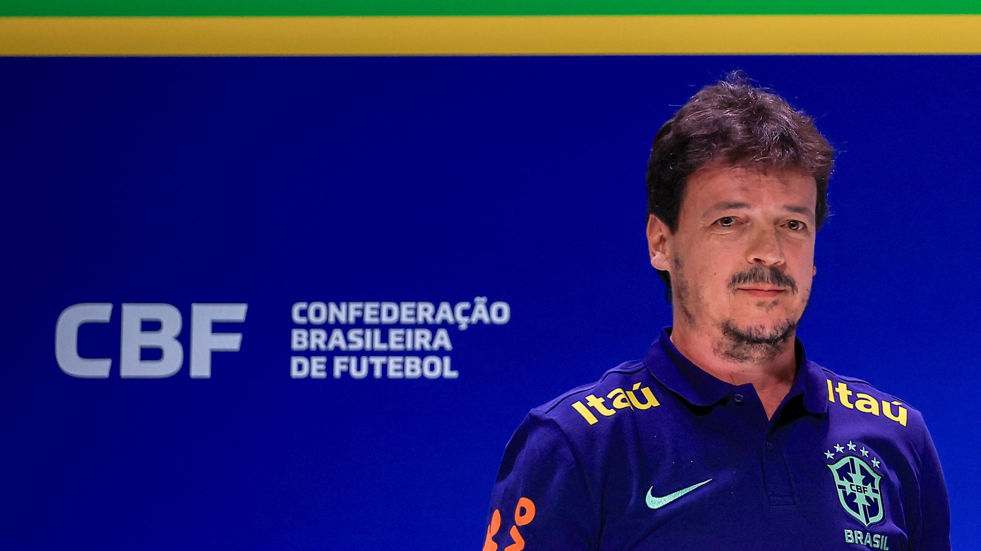 Fernando Diniz em sua apresentação como treinador da Seleção Brasileira (Crédito: Getty Images)