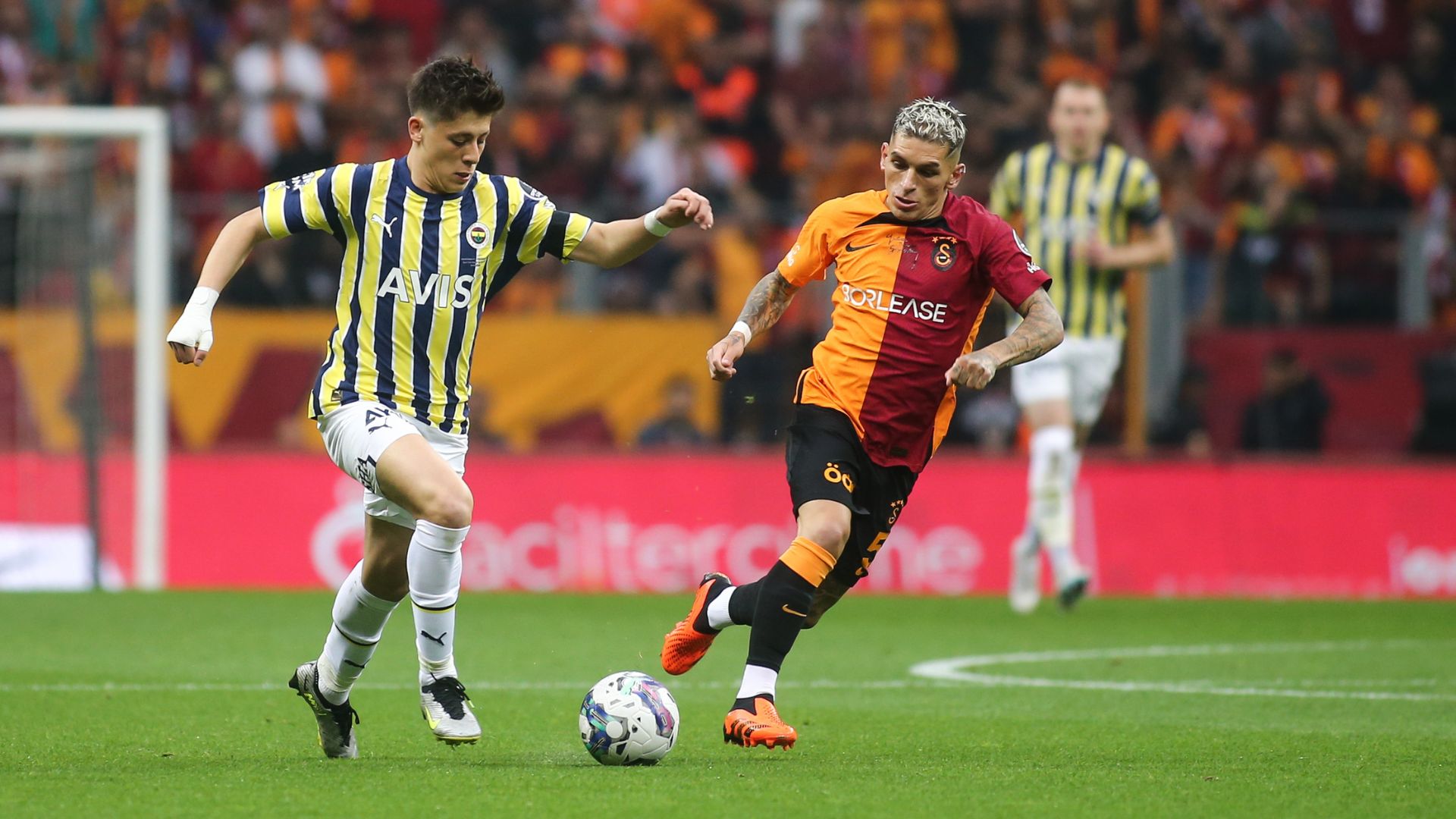 Arda Güler em ação pelo Fenerbahçe (Crédito: Getty Images)
