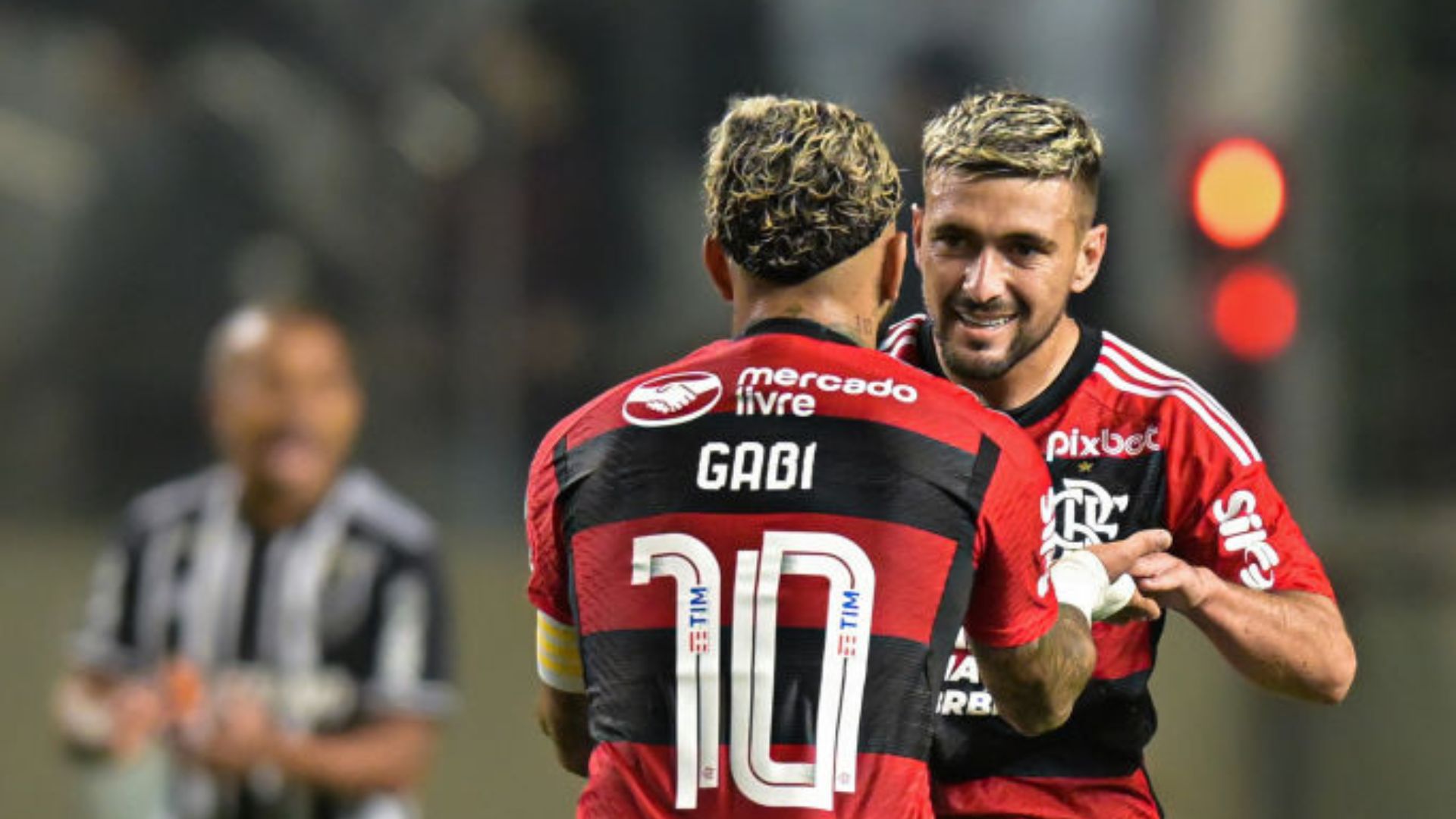 Arrascaeta vibrando em jogo do Flamengo