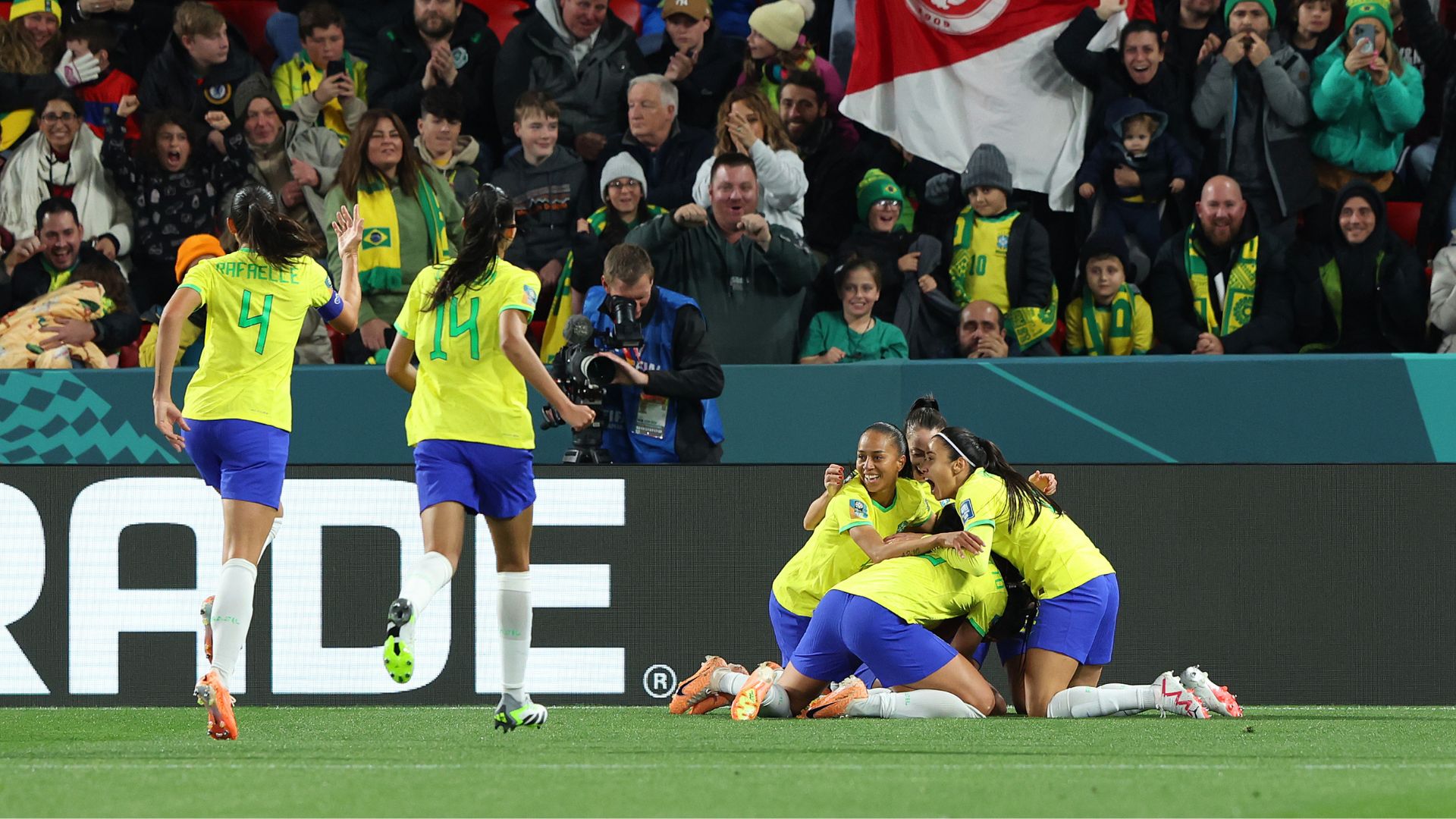 Brasileiras comemoram gol de Ary Borges