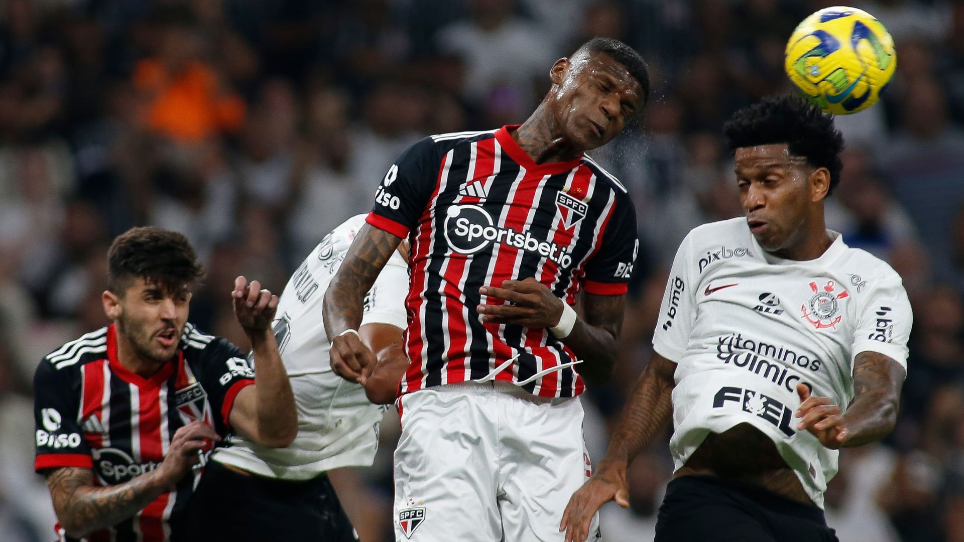 O Corinthians enfrentou o São Paulo pelo jogo de ida da semifinal da Copa do Brasil