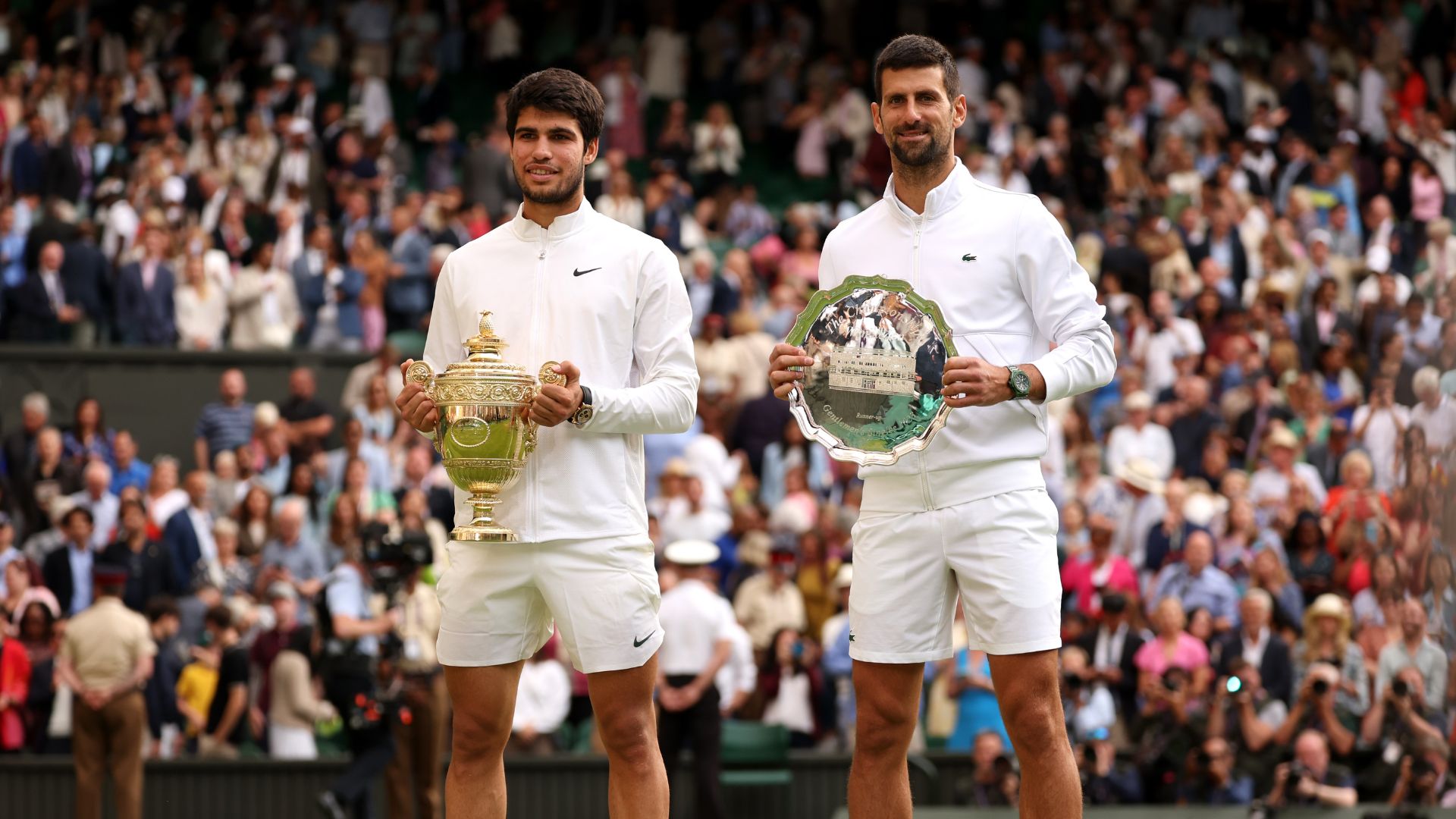 Djokovic e Alcaraz na premiação dos finalistas (Crédito: Getty Images)
