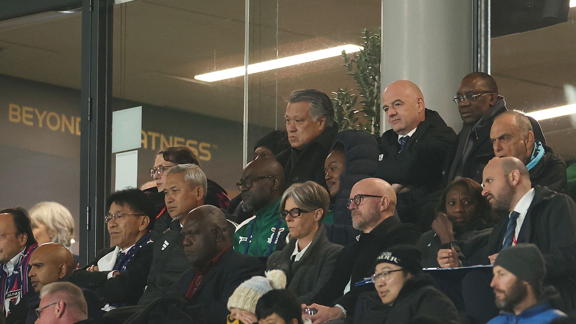 Gianni Infantino, presidente da Fifa, assiste ao jogo Zâmbia x Japão