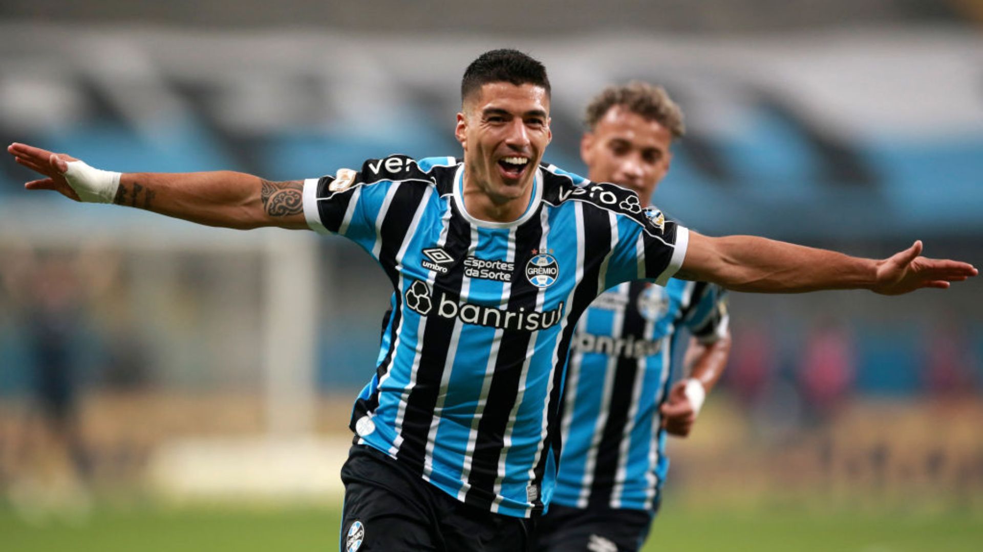 Suárez comemorando pelo Grêmio
