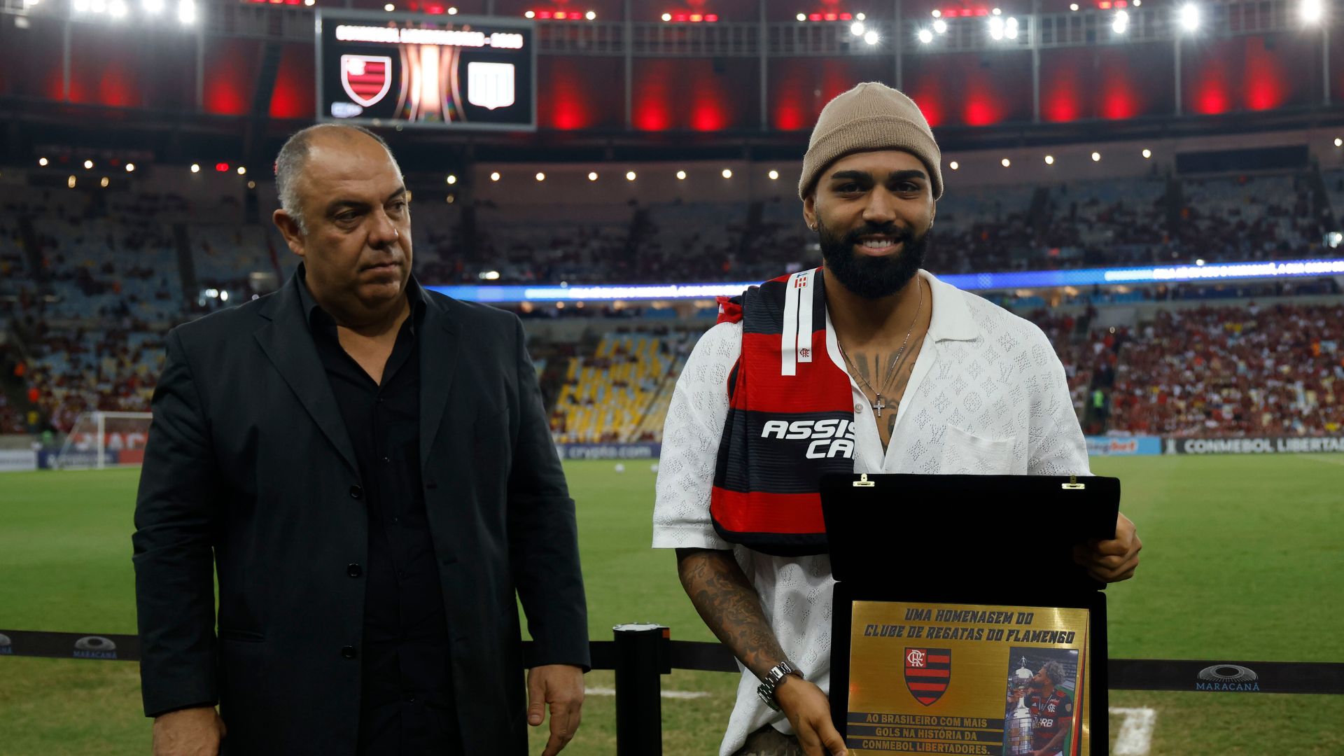 Marcos Braz ao lado de Gabigol, jogador do Flamengo (Crédito: Getty Images)