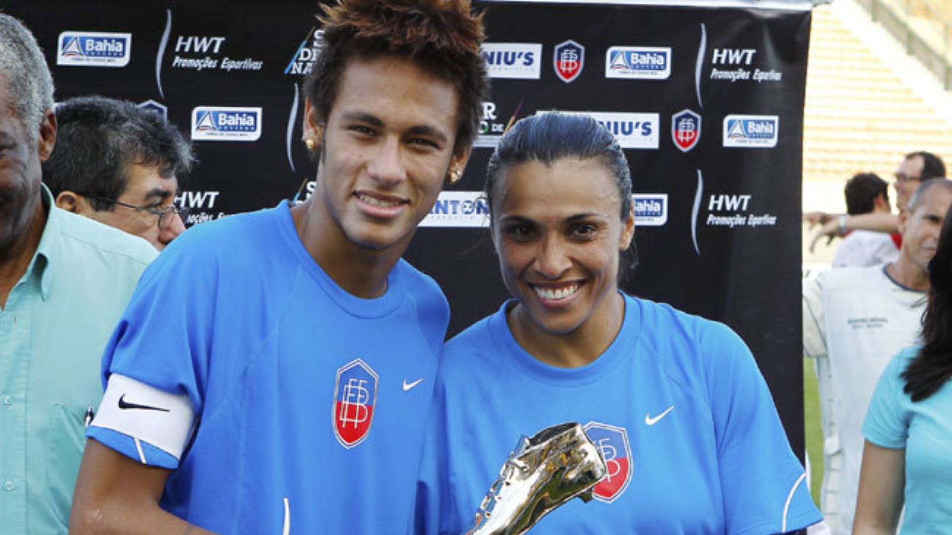 Marta e Neymar posando para foto