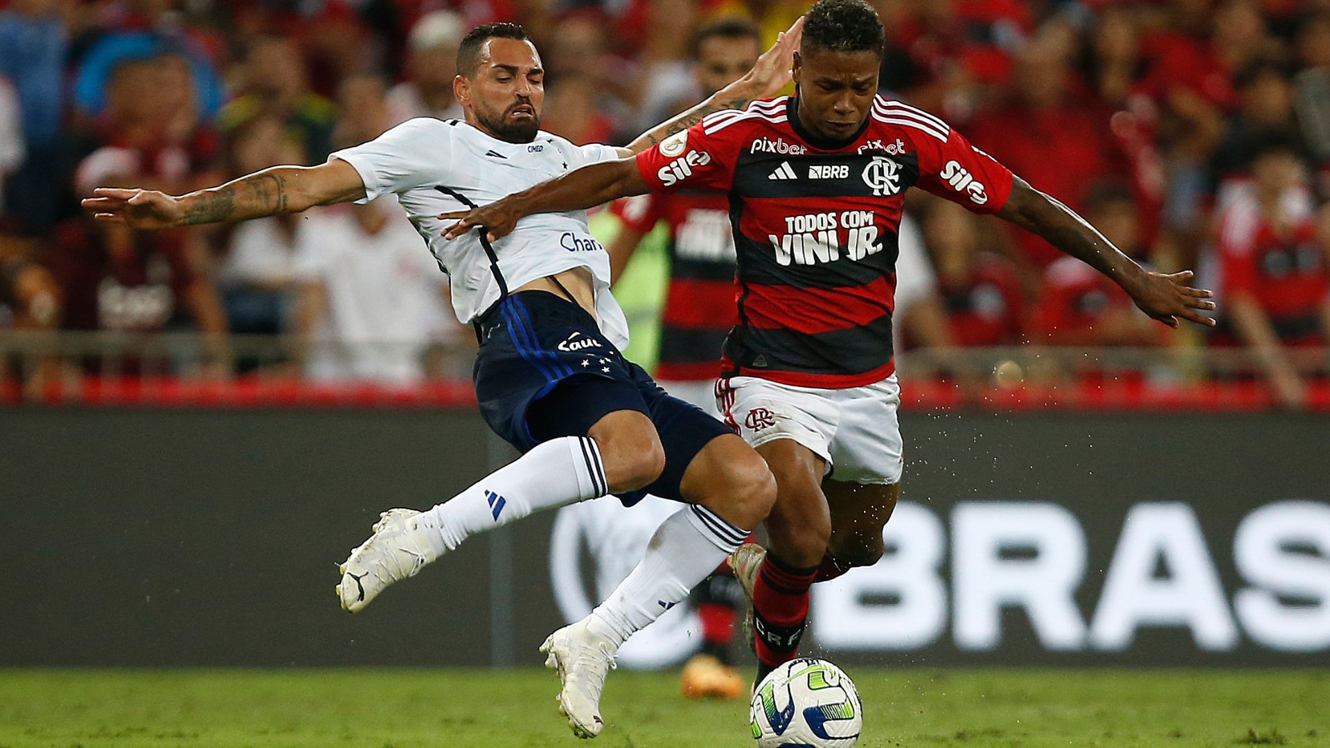Matheus França em ação pelo Flamengo