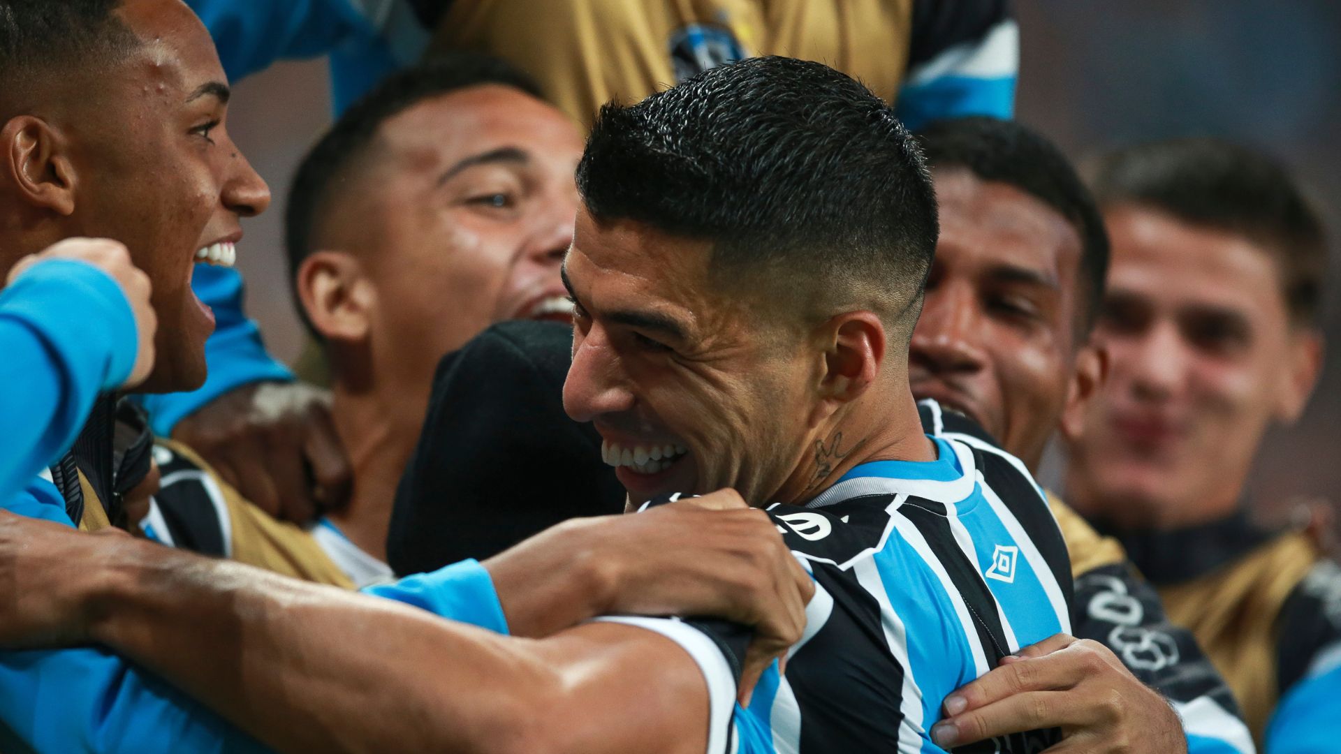 Suárez comemorando gol pelo Grêmio