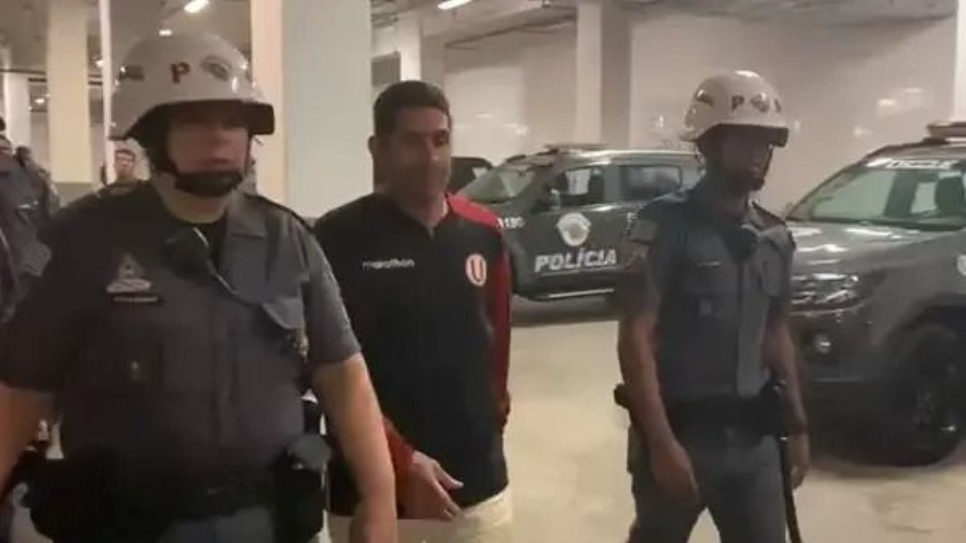 Preparador físico do Universitario sendo preso após a partida