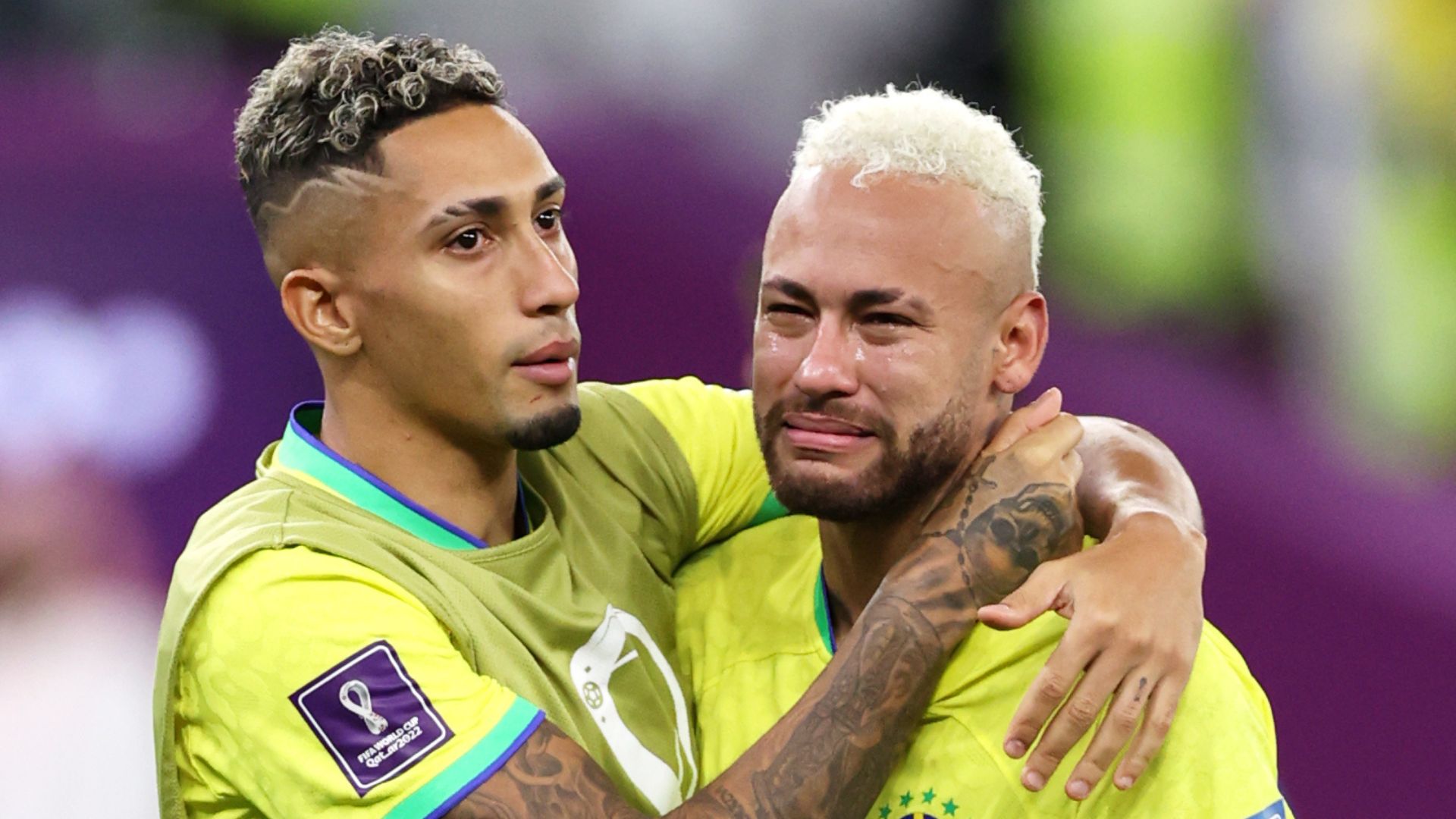 Raphinha consolando Neymar após a eliminação da Seleção Brasileira (Crédito: Getty Images)