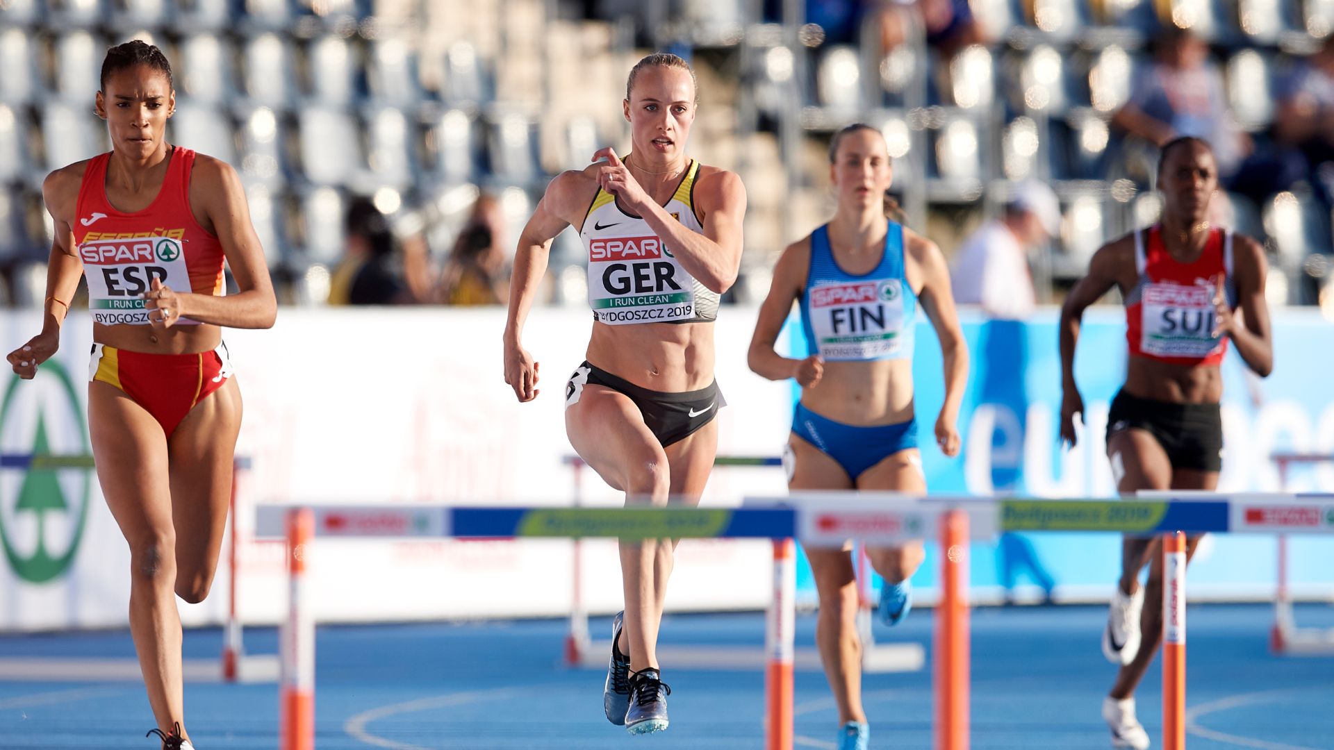 Salma Paralluelo competindo no atletismo, à esquerda (Crédito: Getty Images)