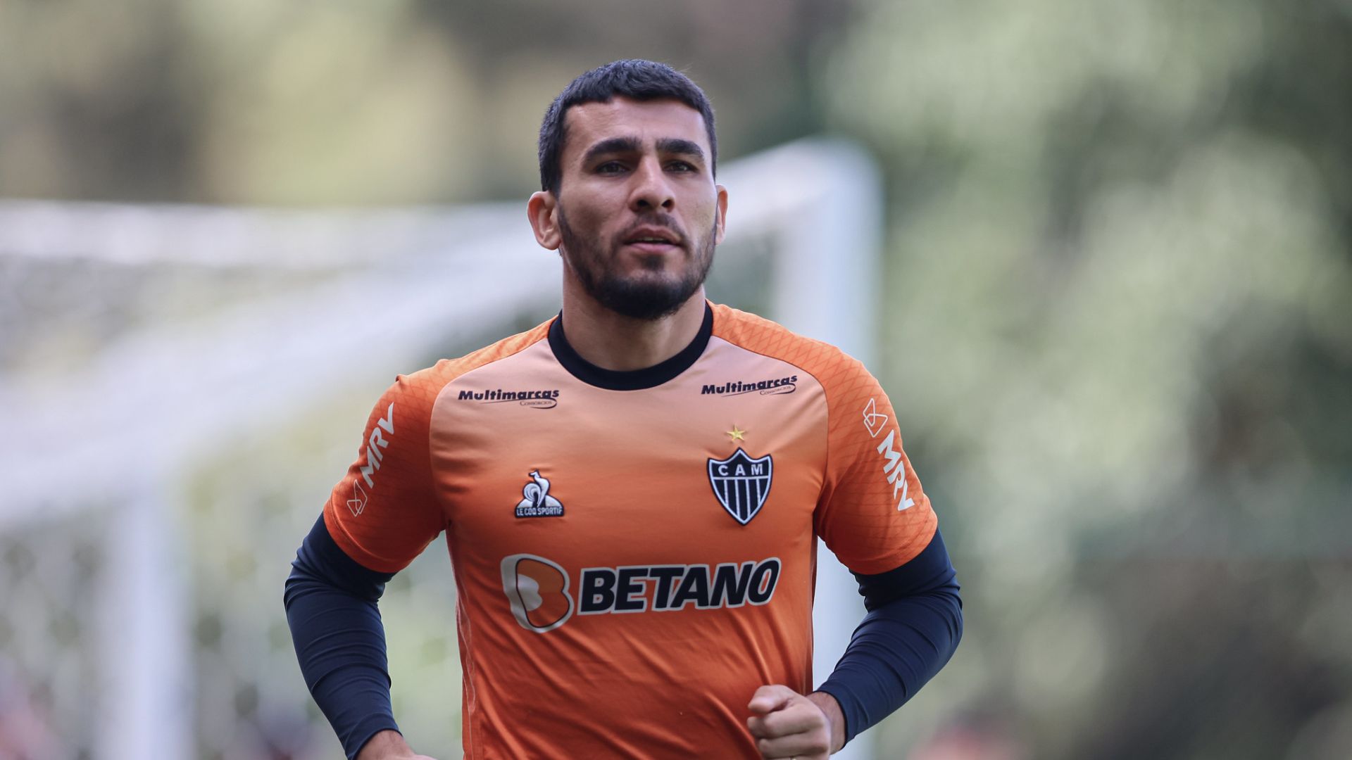 Junior Alonso, alvo do Santos, treinando no Atlético-MG