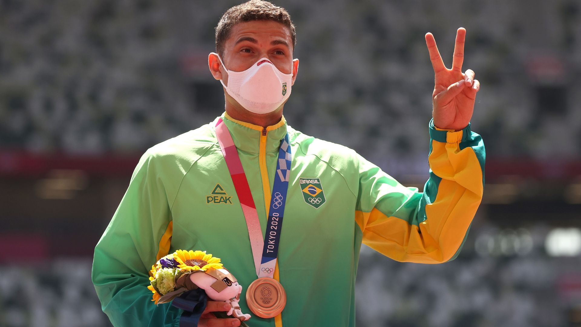 Thiago Braz comemorando sua medalha de bronze em Tóquio
