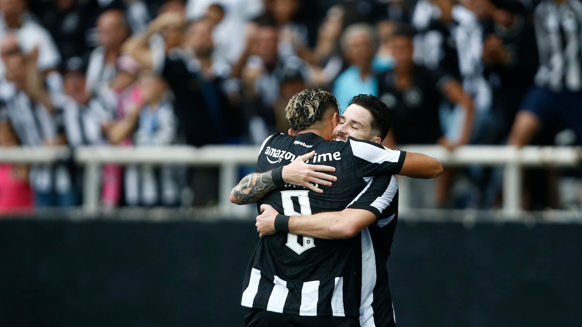 Tiquinho e Sauer comemorando gol do Botafogo