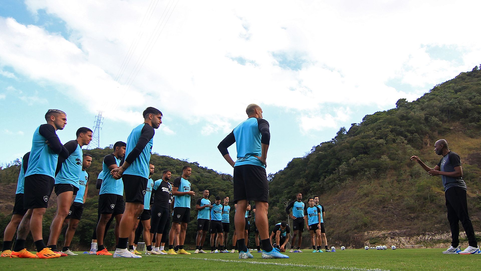 Treinamento do Botafogo comandado por Cláudio Caçapa (Crédito: Vitor Silva / Botafogo)