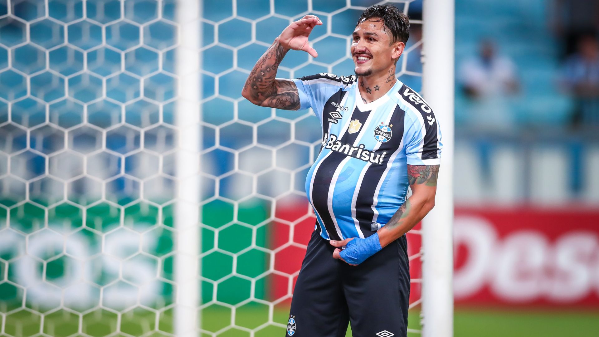 Vina comemorando gol pelo Grêmio