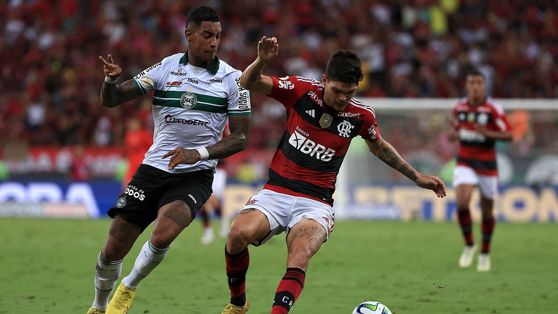 Alef Manga em ação contra o Flamengo, pelo Coritiba (Crédito: Getty Images)