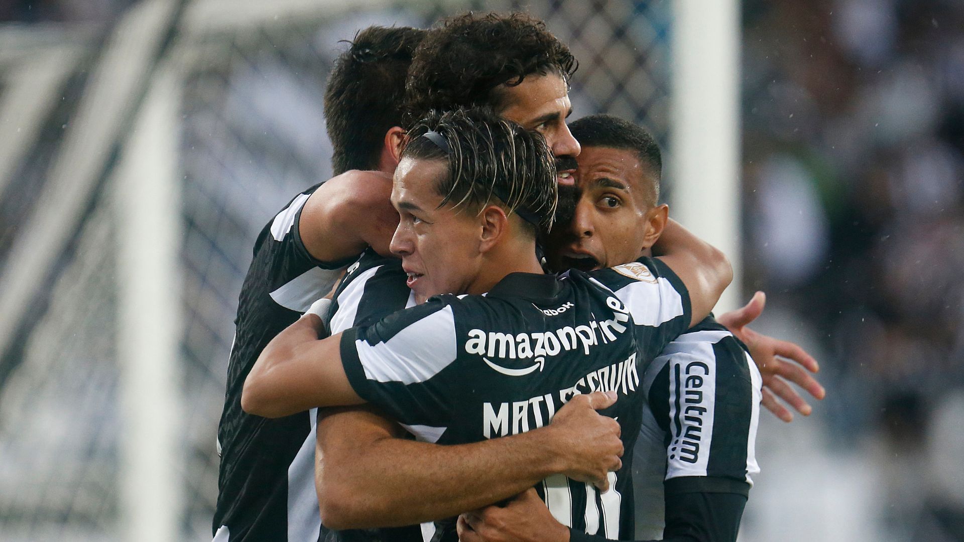 Segovinha comemorando gol do Botafogo com os companheiros (Crédito: Vitor Silva / Botafogo)