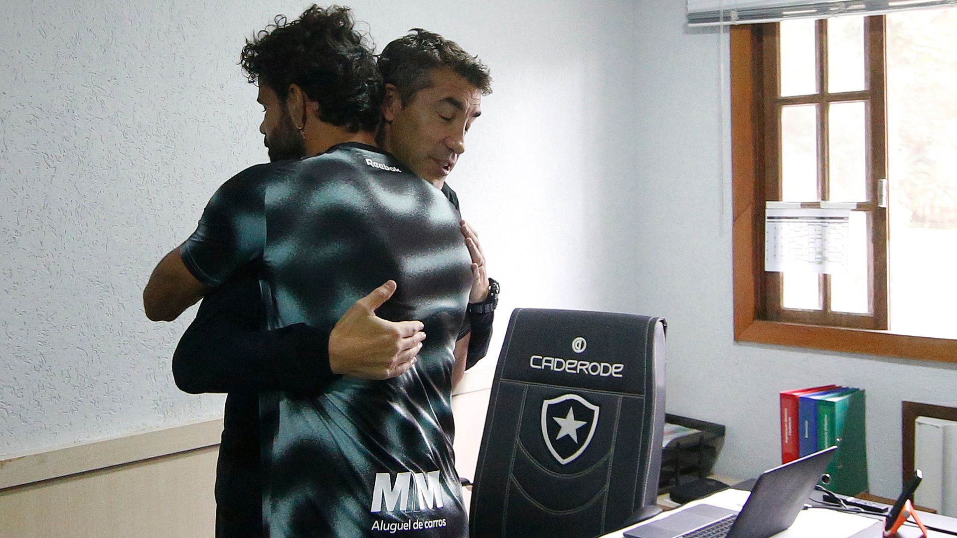 Abraço entre Diego Costa e Bruno Lage no primeiro treino do atacante (Crédito: Vitor Silva / Botafogo)
