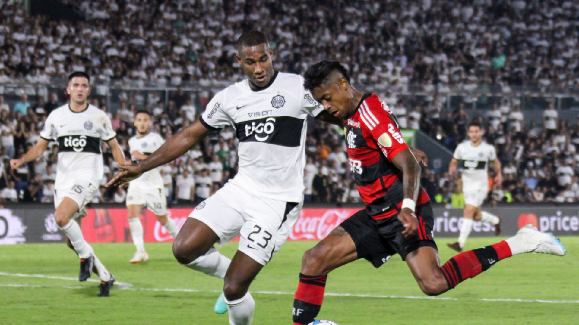 Flamengo e Olimpia em ação na Libertadores