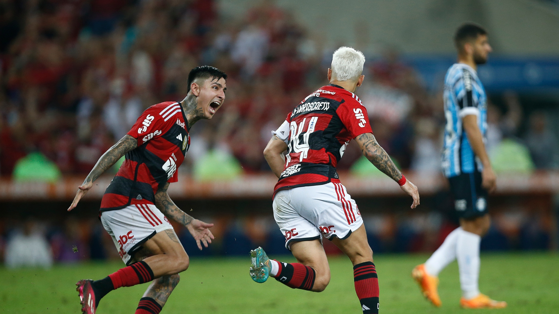 Com a bola rolando, o Flamengo levou a melhor e venceu por 1 a 0 (Crédito: Getty Images)