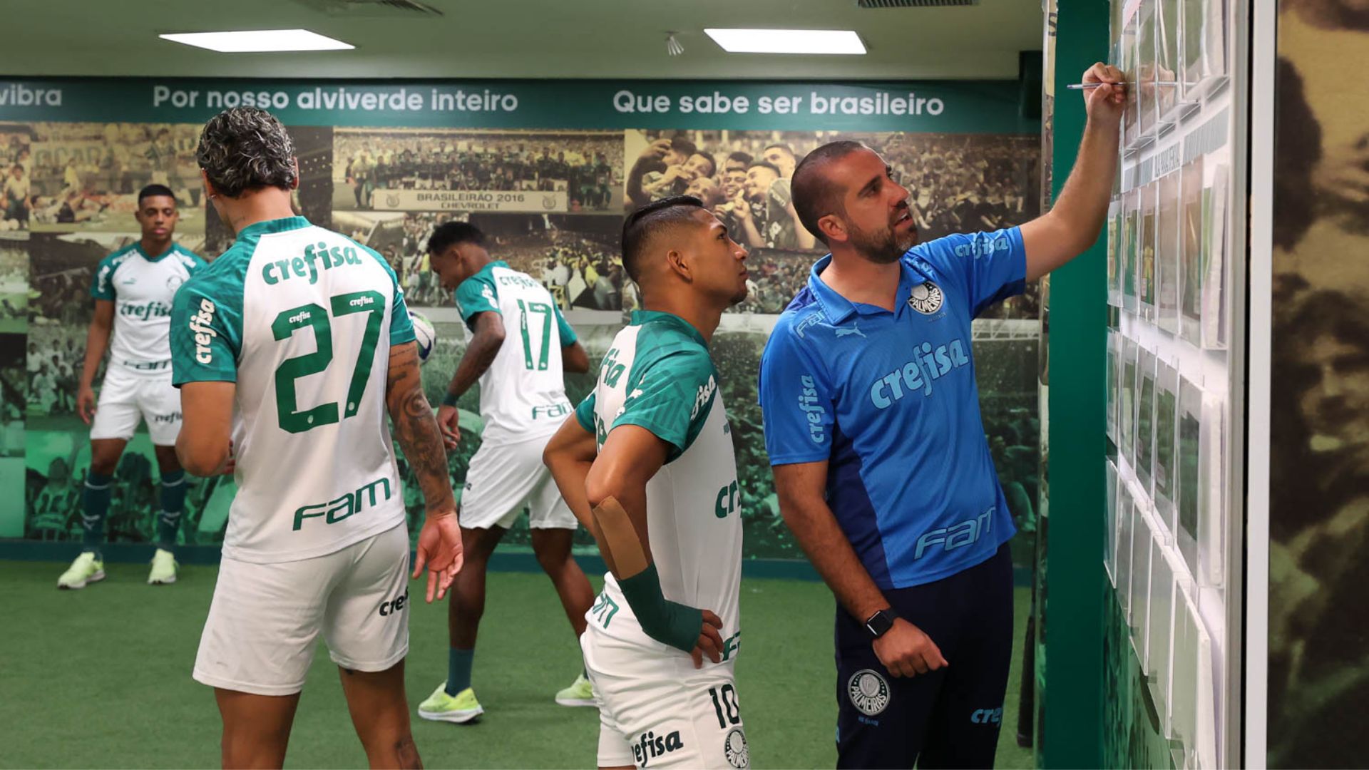 João Martins passando instruções para Rony (Crédito: Cesar Greco / Palmeiras)