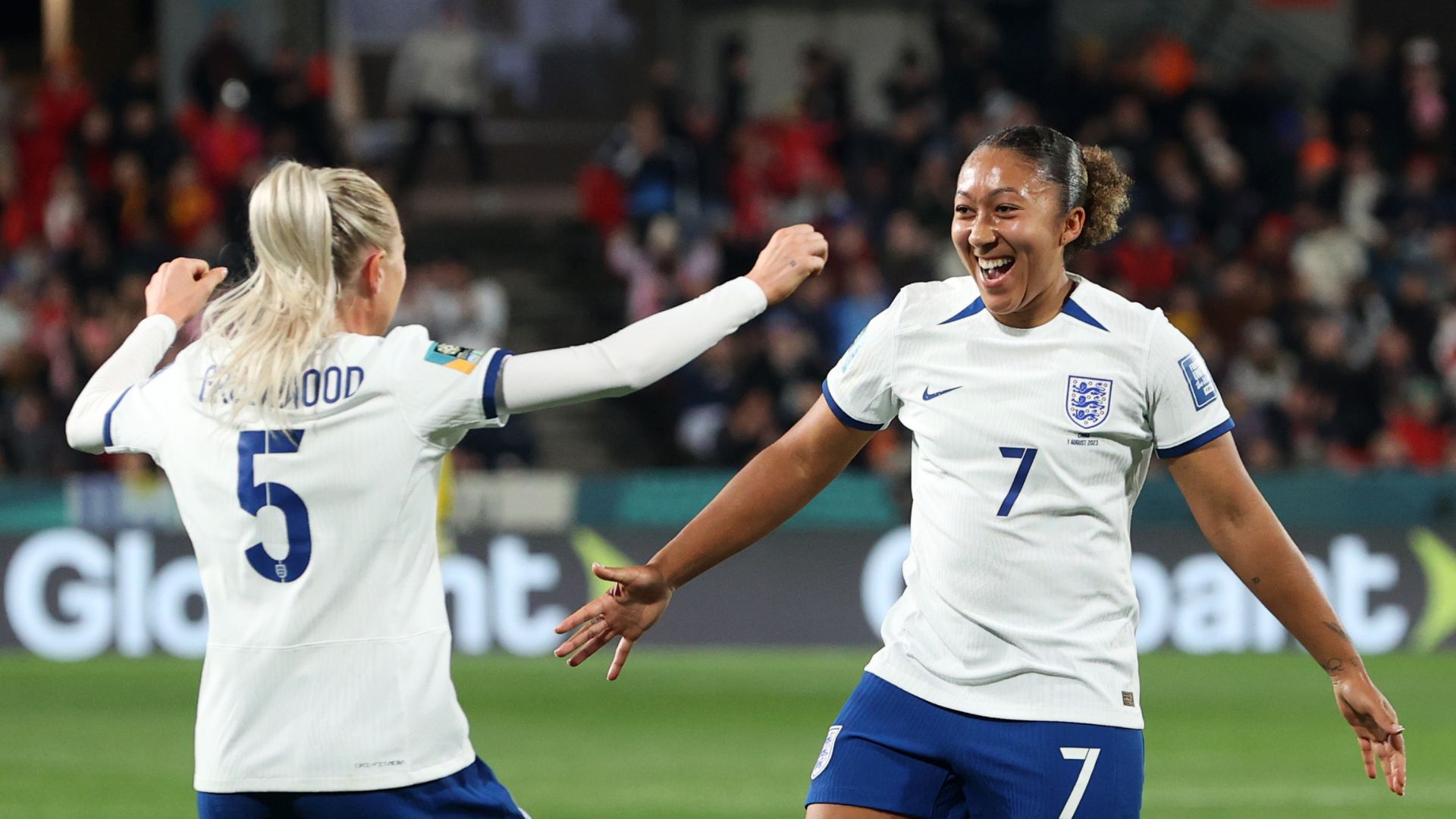 Lauren James comemora gol pela Inglaterra 