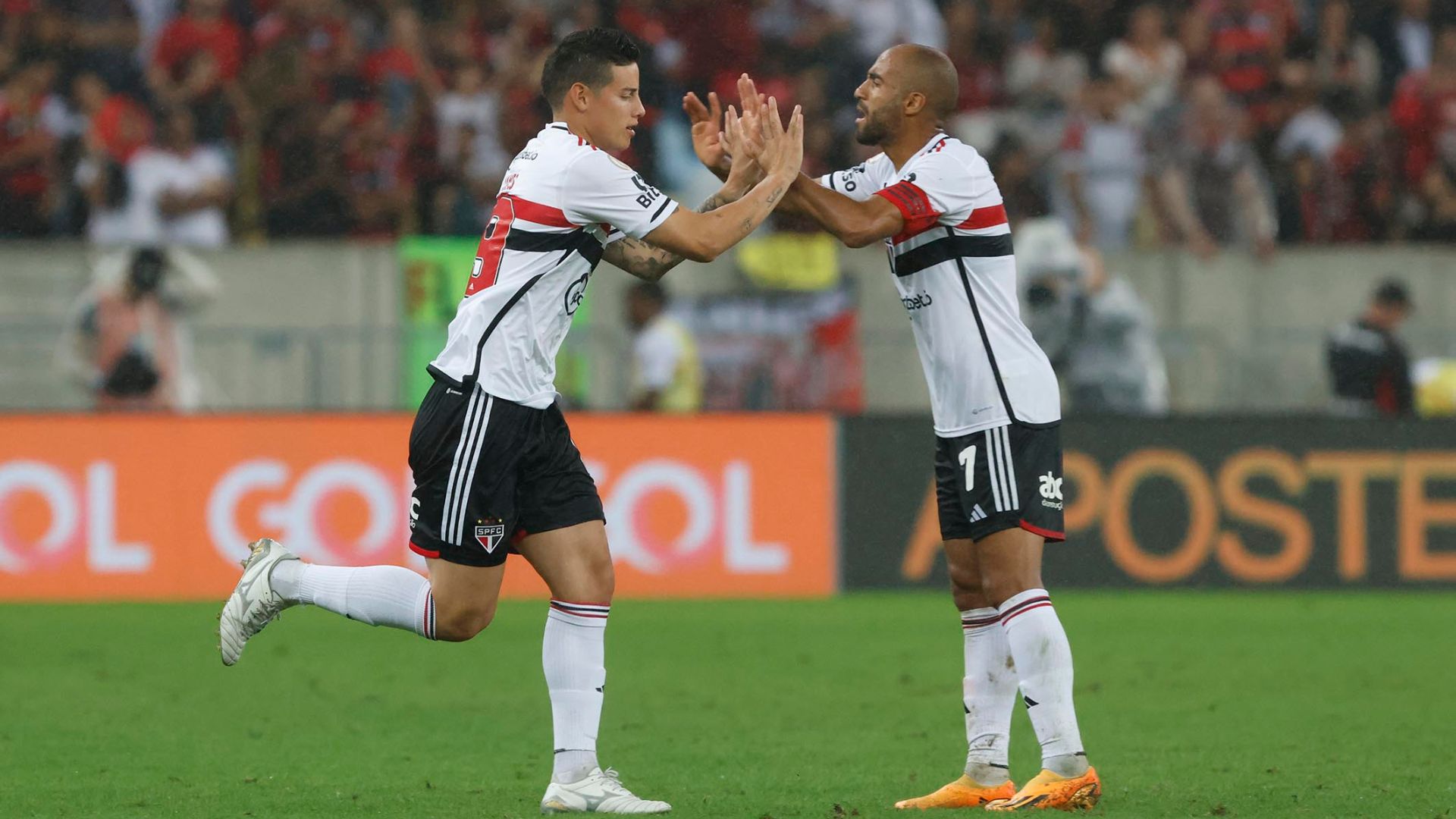 Lucas Moura e James Rodríguez em ação contra o Flamengo (Crédito: Rubens Chiri / São Paulo FC)