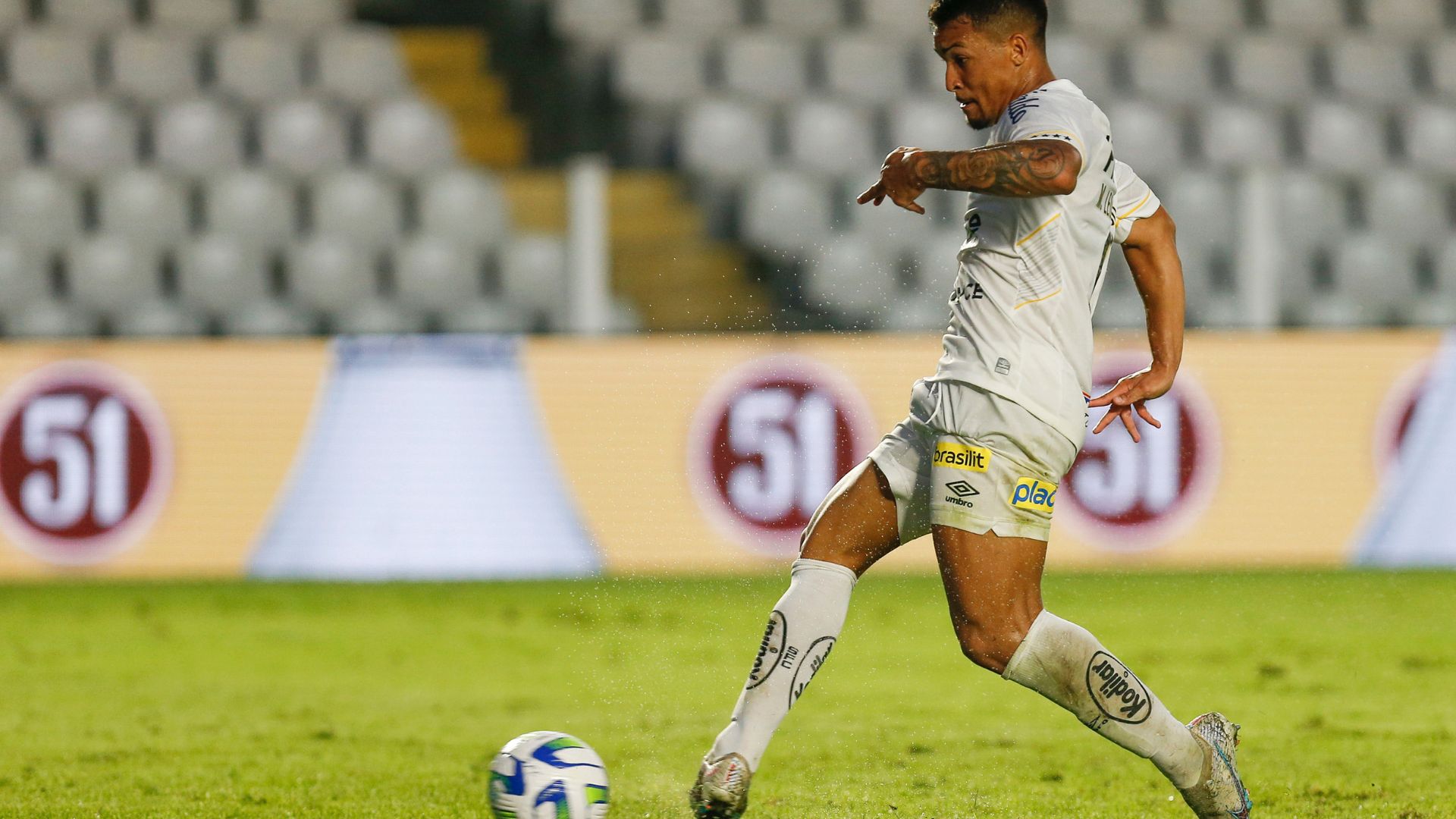 Marcos Leonardo em ação pelo Santos