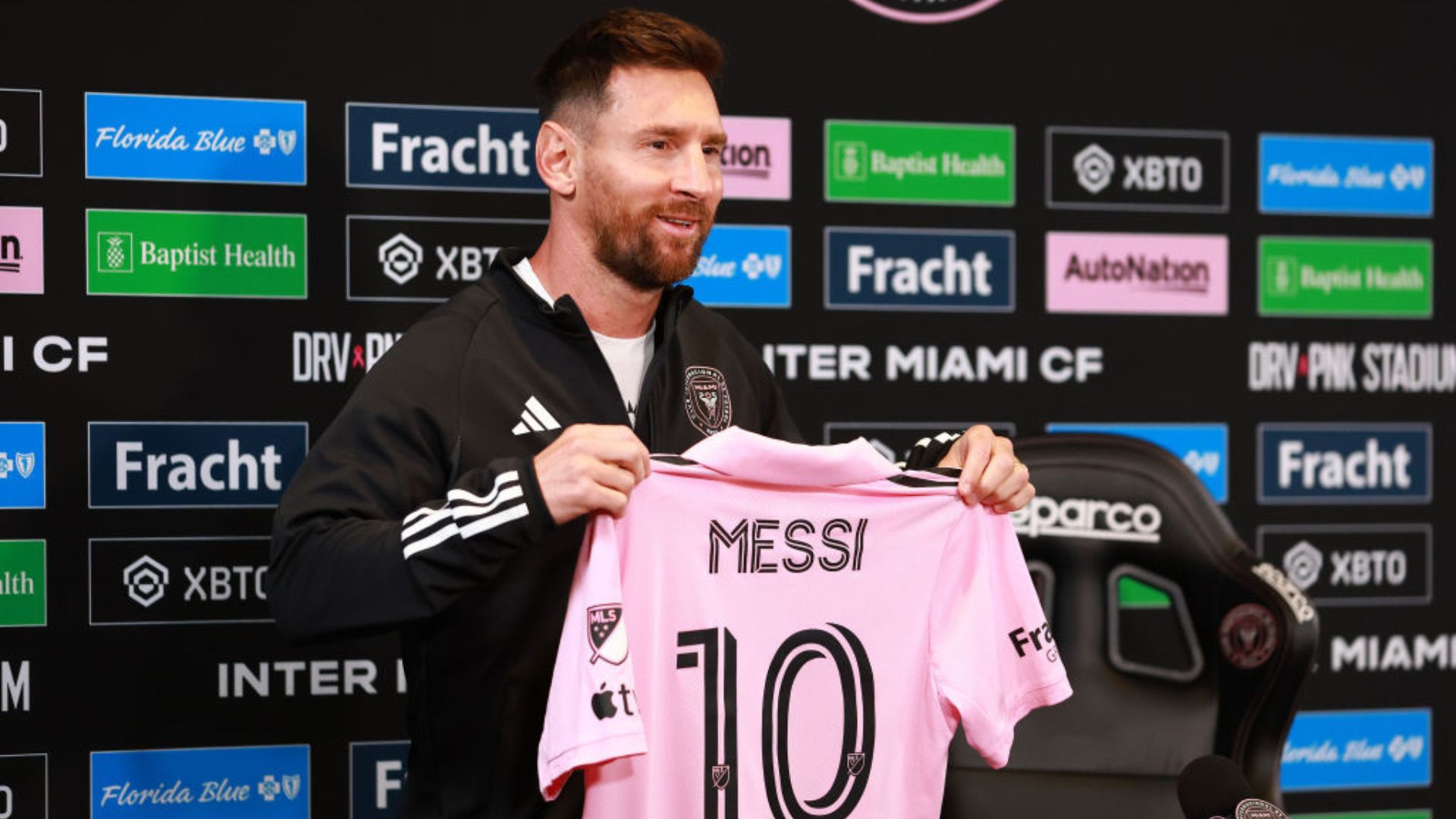 Messi posando com a camisa do Inter Miami