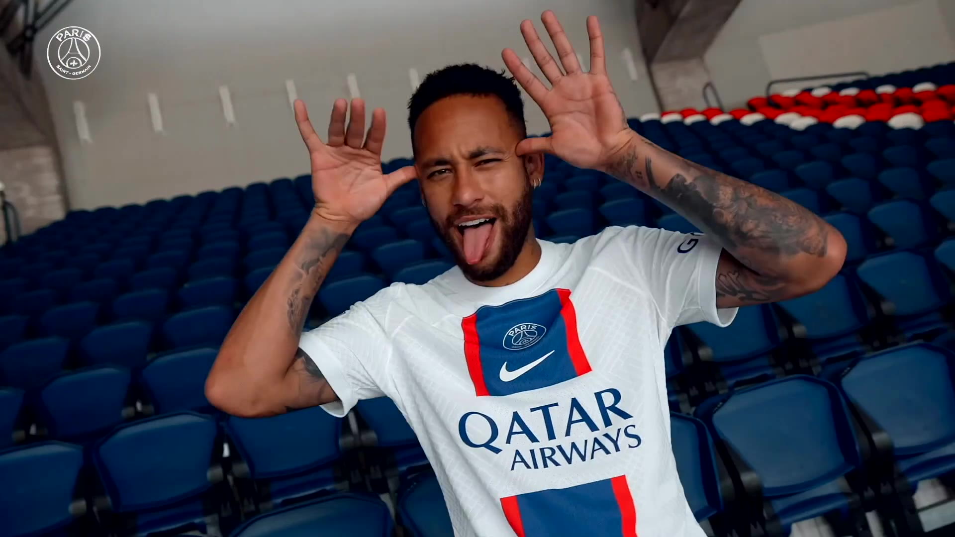 Neymar posando para vídeo do PSG