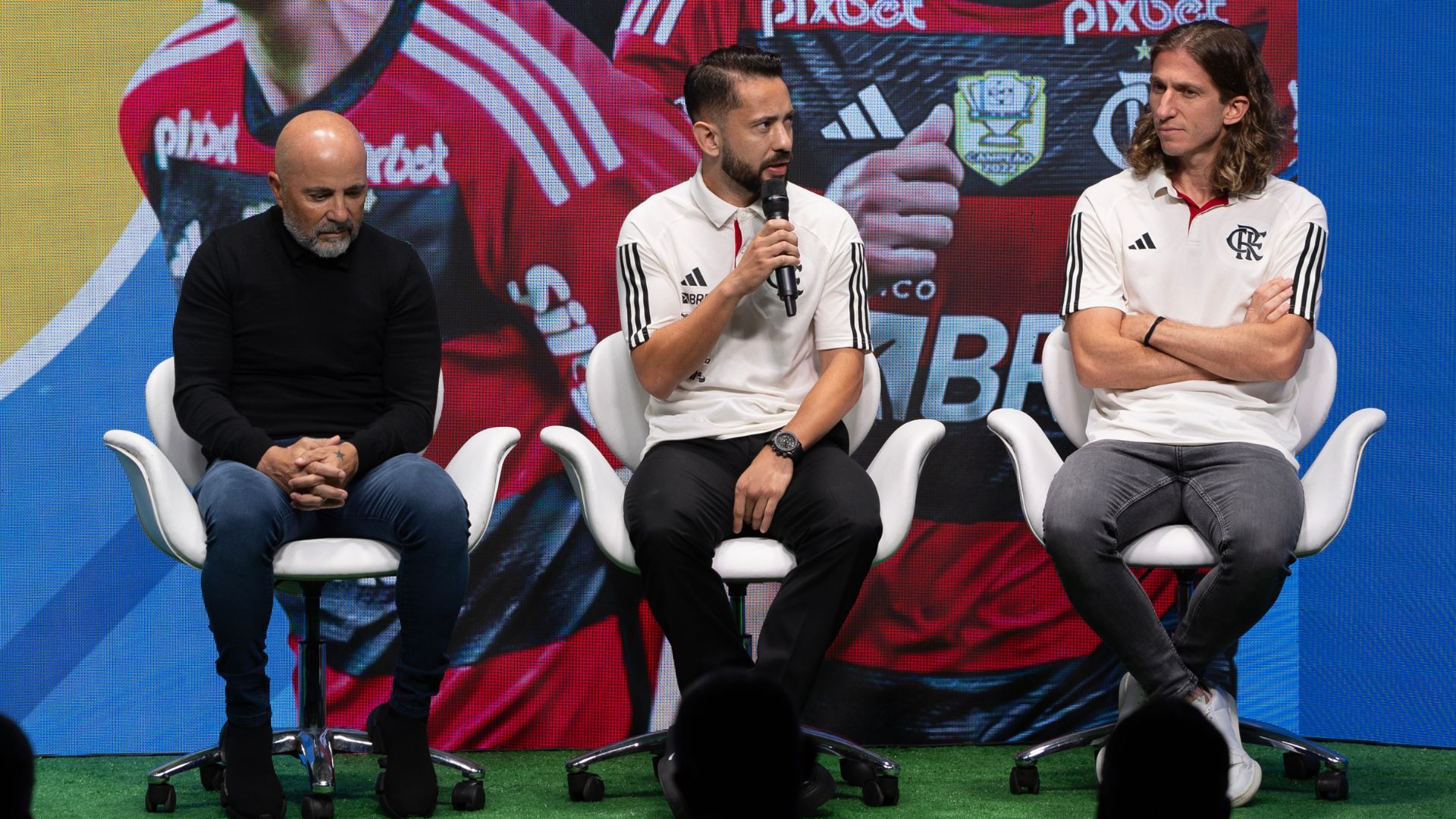 Jorge Sampaoli, Éverton Ribeiro e Filipe Luís, os representantes do Flamengo no sorteio (Crédito: Thais Magalhães / CBF)