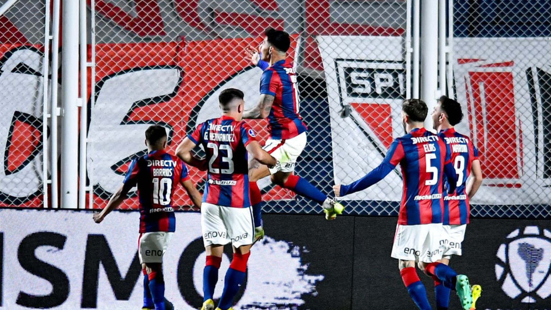 Jogadores do San Lorenzo comemorando gol no São Paulo
