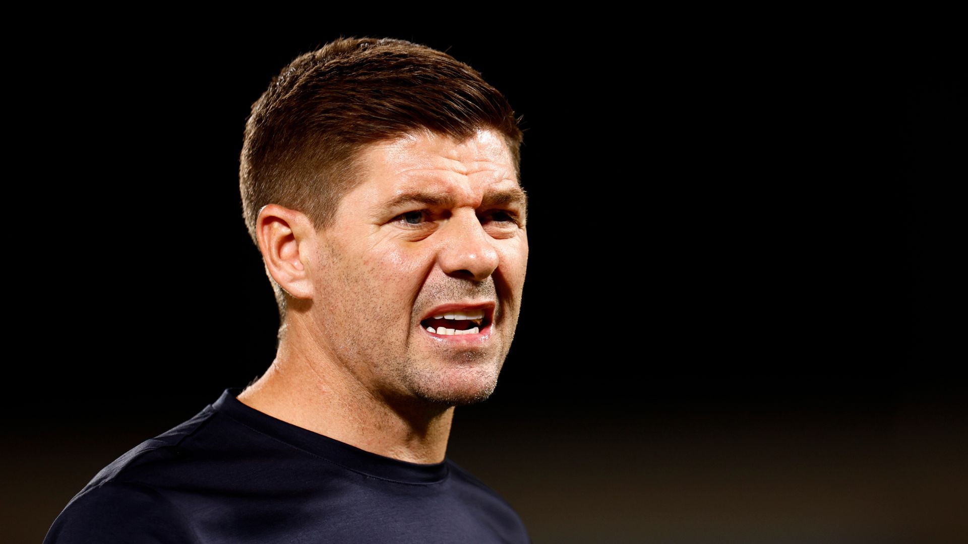 Steven Gerrard, treinador do Al Ettifaq, durante a partida (Crédito: Getty Images)