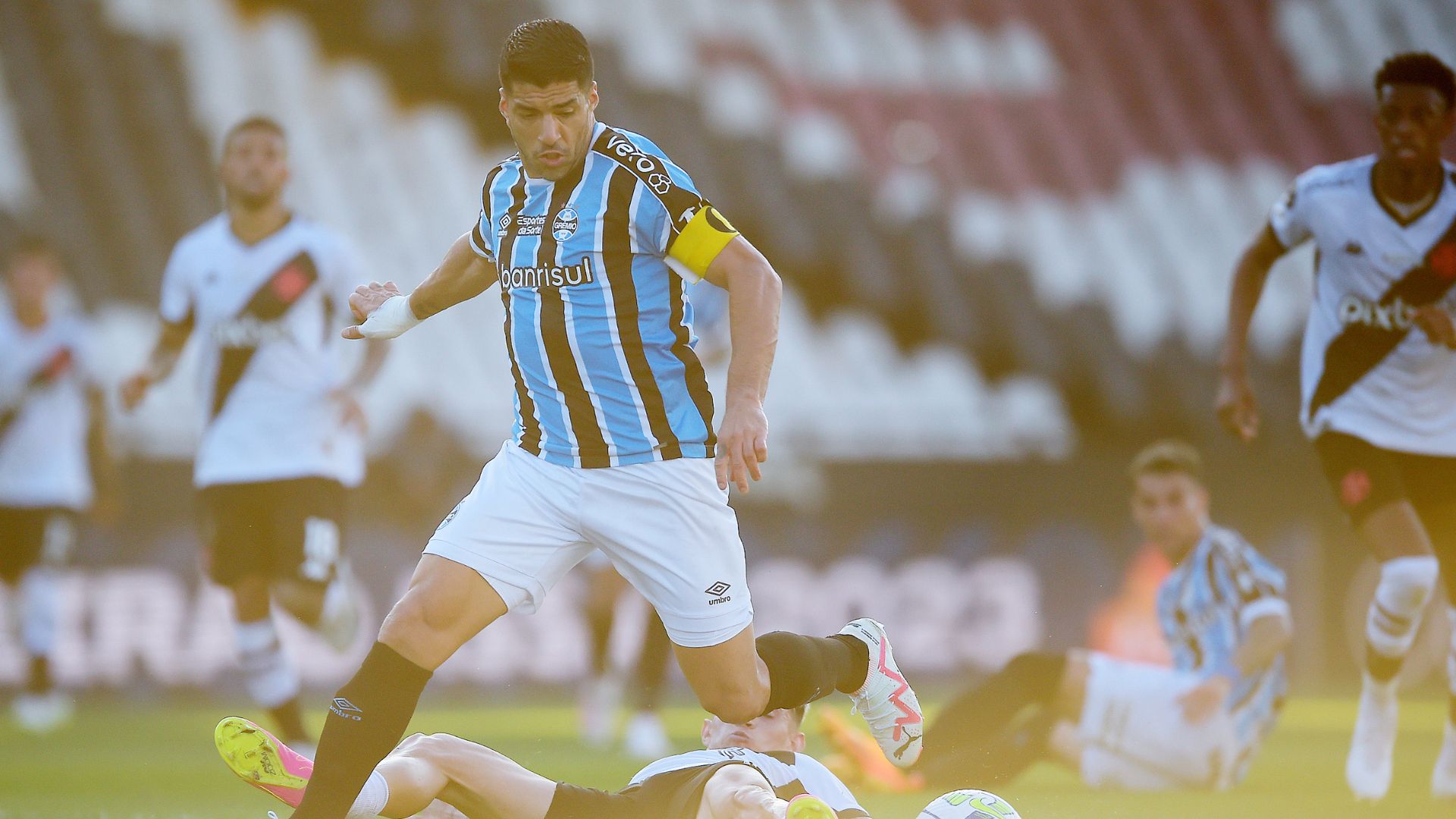 Suárez foi o capitão do Grêmio na partida (Crédito: Getty Images)