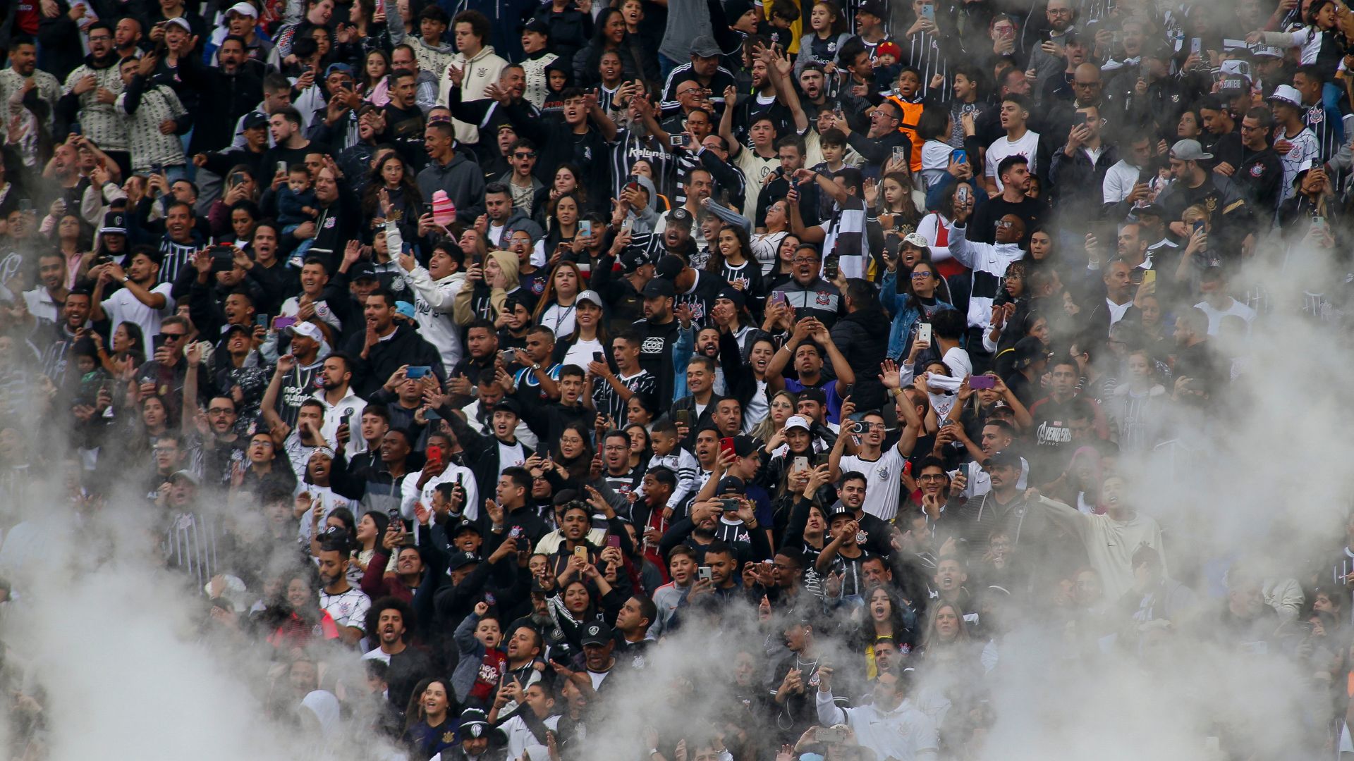 Imagens da torcida do Corinthians na última partida disputada na Neo Química Arena (Crédito: Getty Images)