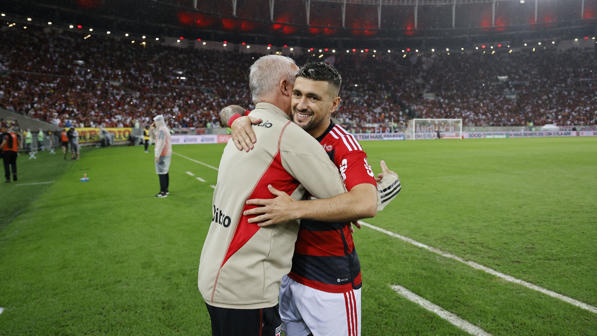Arrascaeta e Dorival Junior se abraçando antes de jogo entre Flamengo e São Paulo (Crédito: Getty Images)