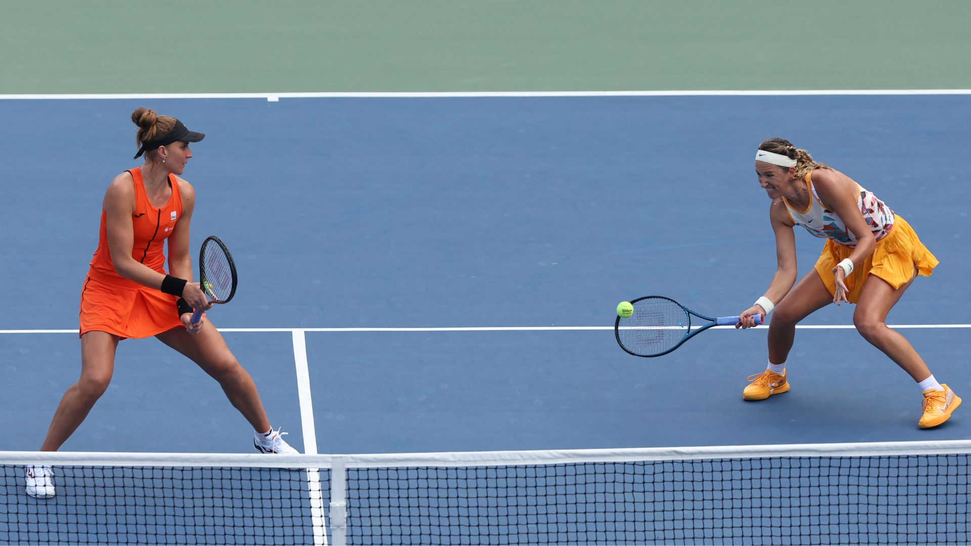 Bia e Vika em ação pelas oitavas de final do US Open (Crédito: Getty Images)