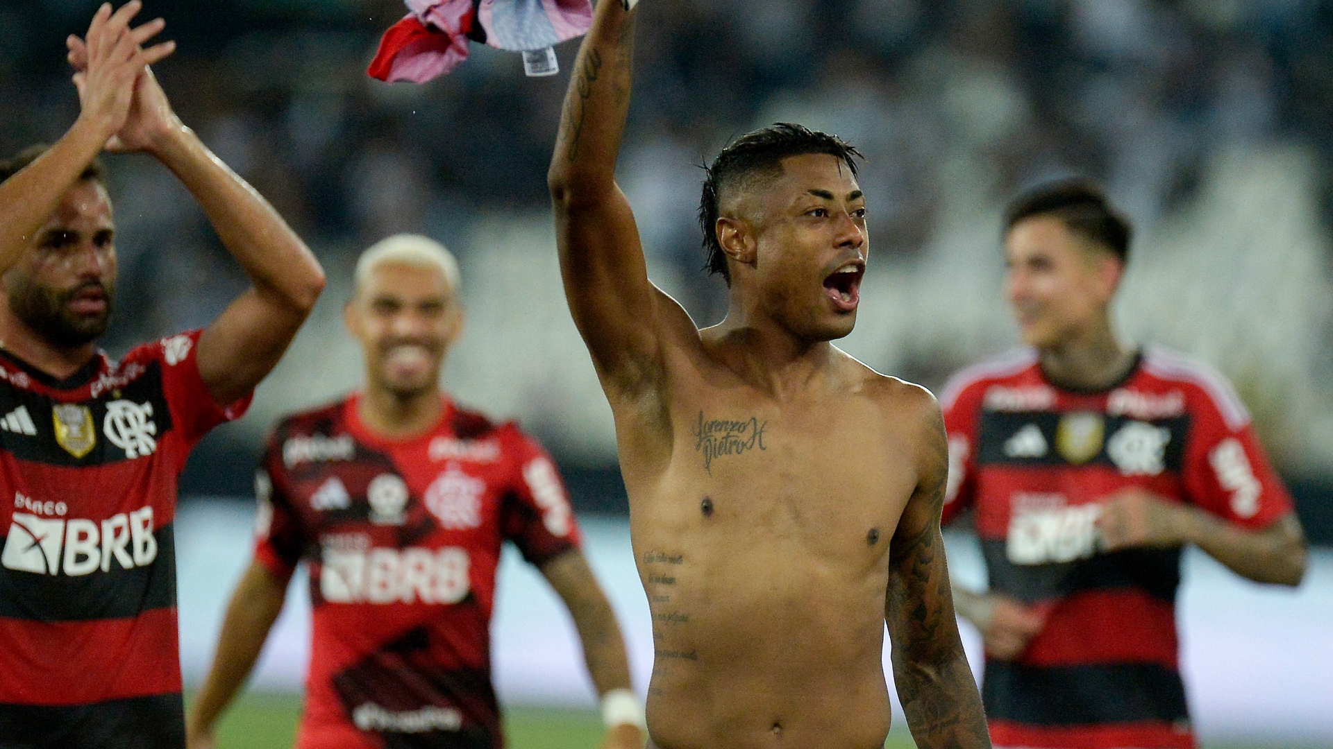 Bruno Henrique comemorando vitória pelo Flamengo (Crédito: Getty Images)