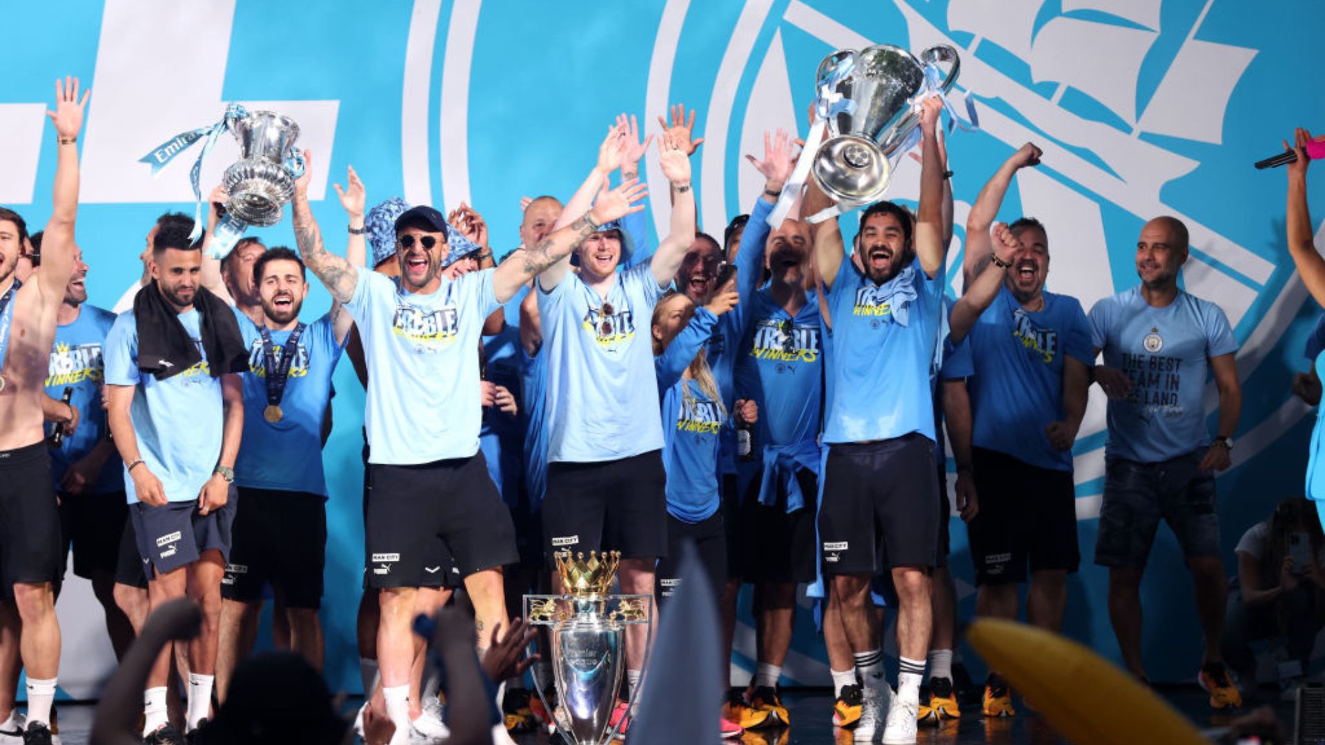 Manchester City erguendo a taça da última Champions