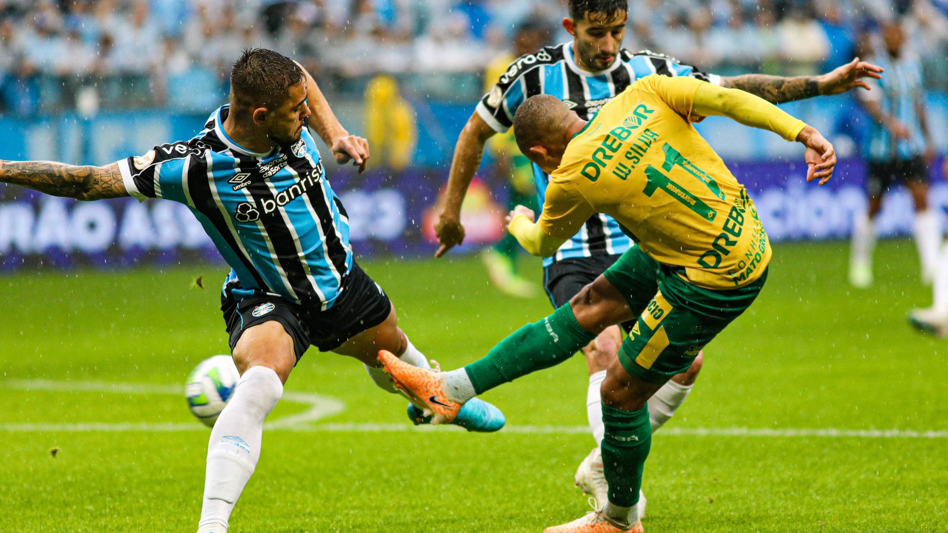 Atlético vence, dispara na liderança e afunda Grêmio na crise; veja os gols