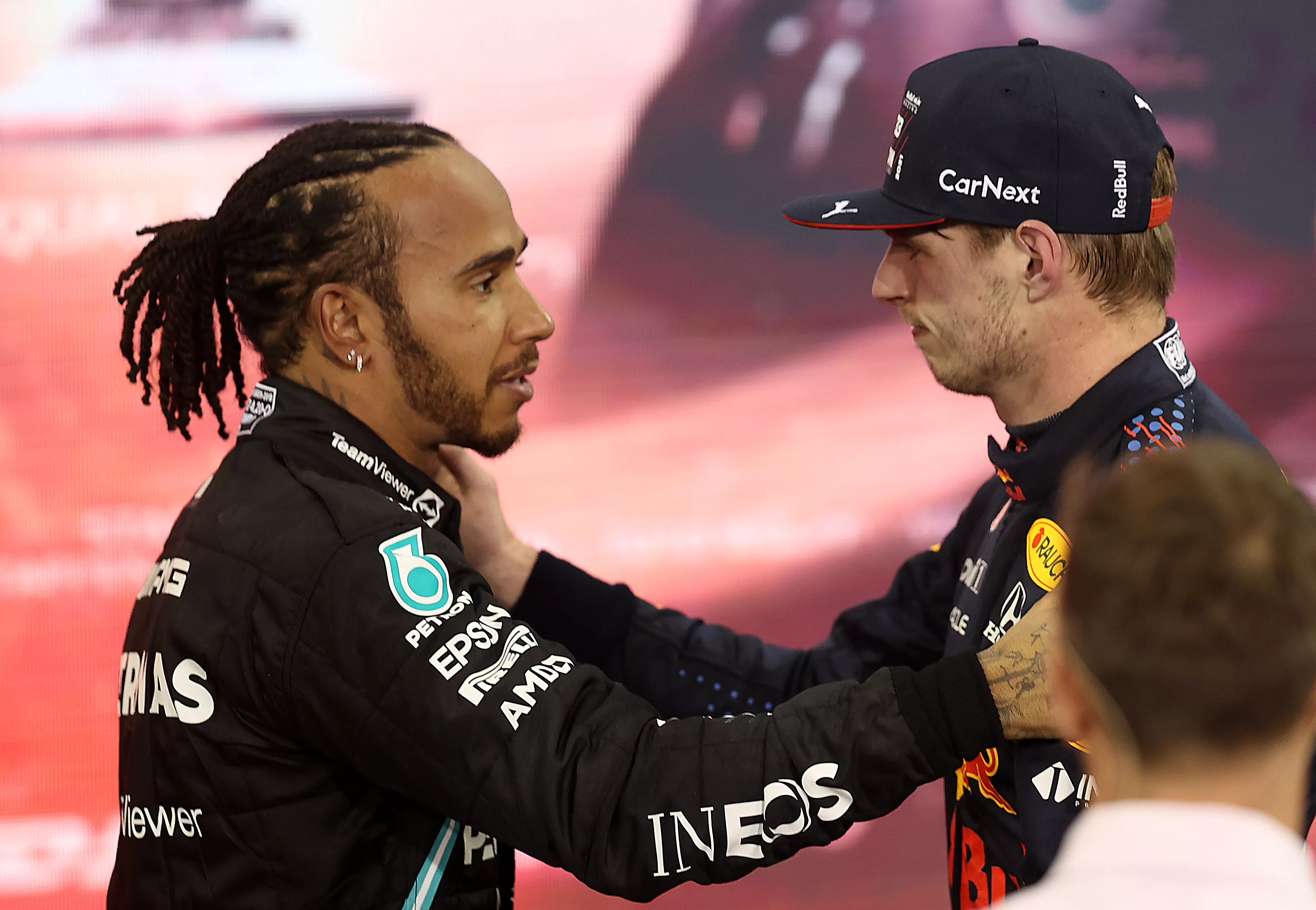 Verstappen e Hamilton se cumprimentando