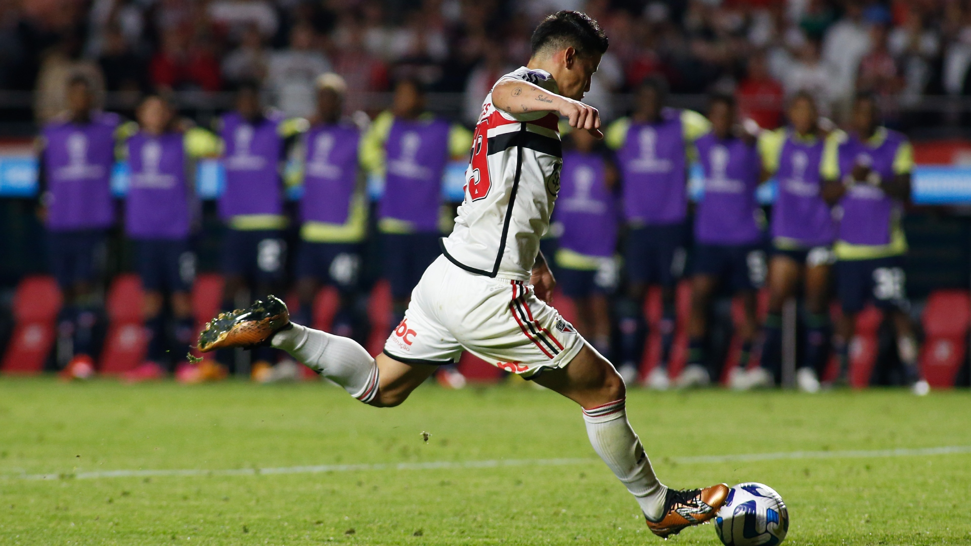 James Rodríguez batendo pênalti pelo São Paulo