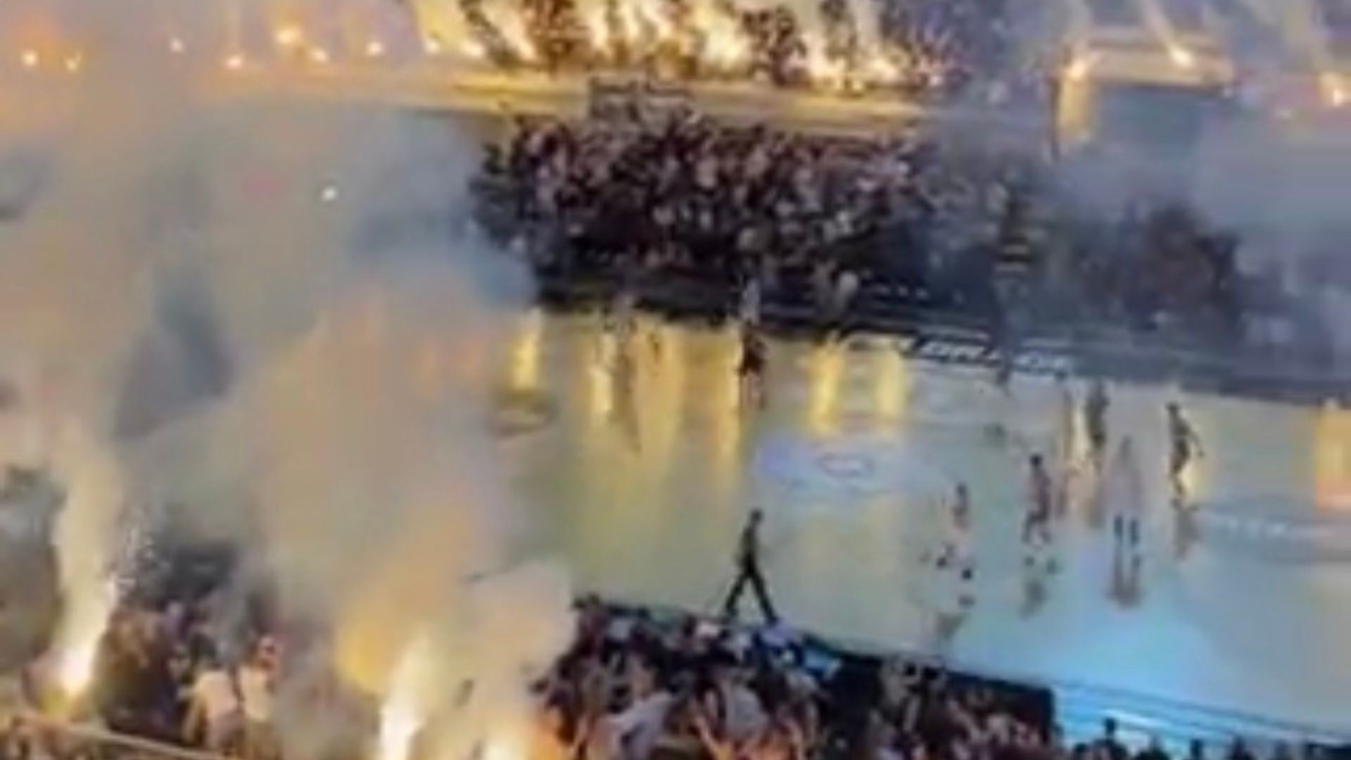 Jogo de basquete na Sérvia realizado a céu aberto e com fogos viraliza