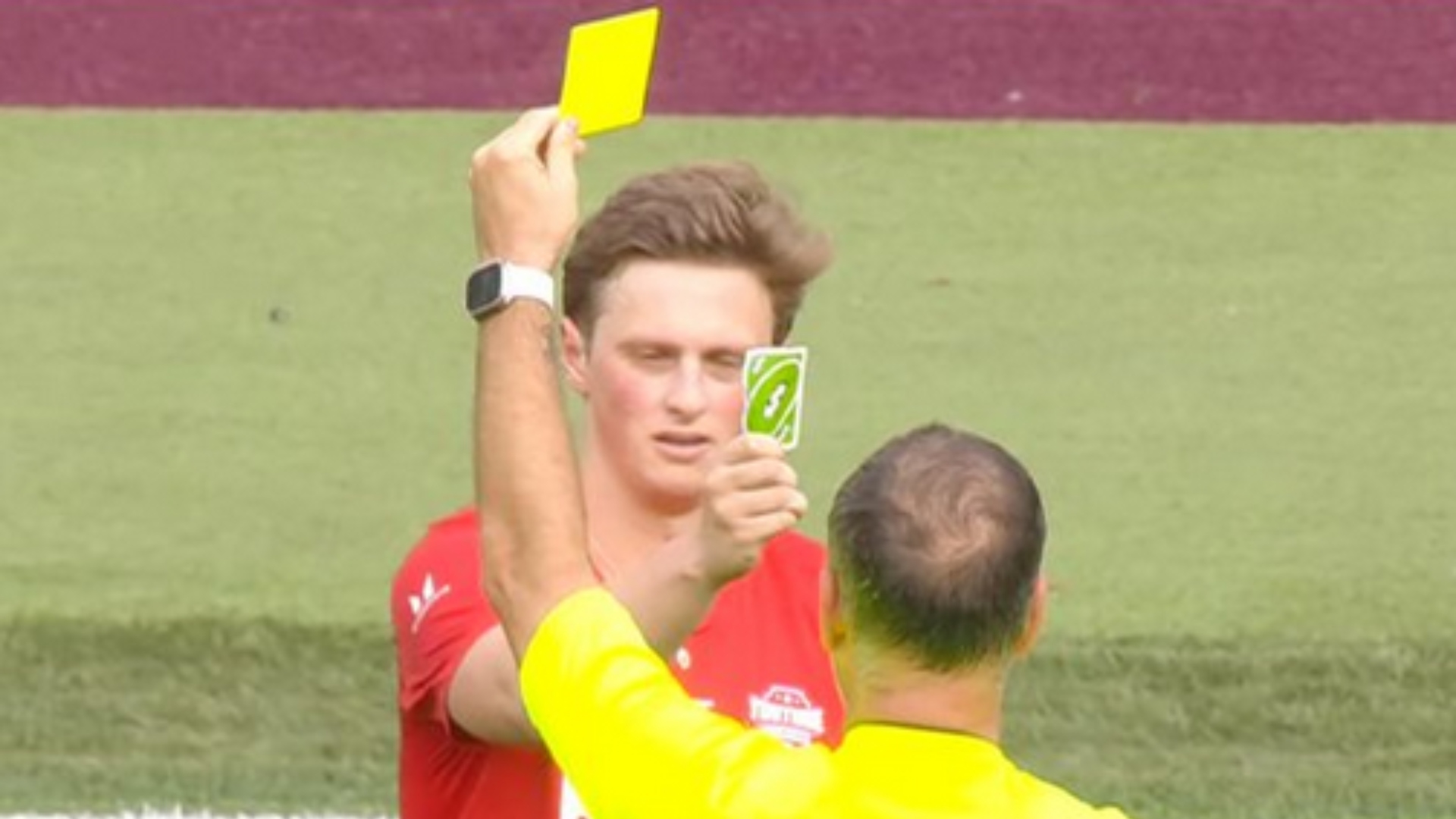 Jogador usa carta de reverso do jogo “UNO” durante partida após amarelo