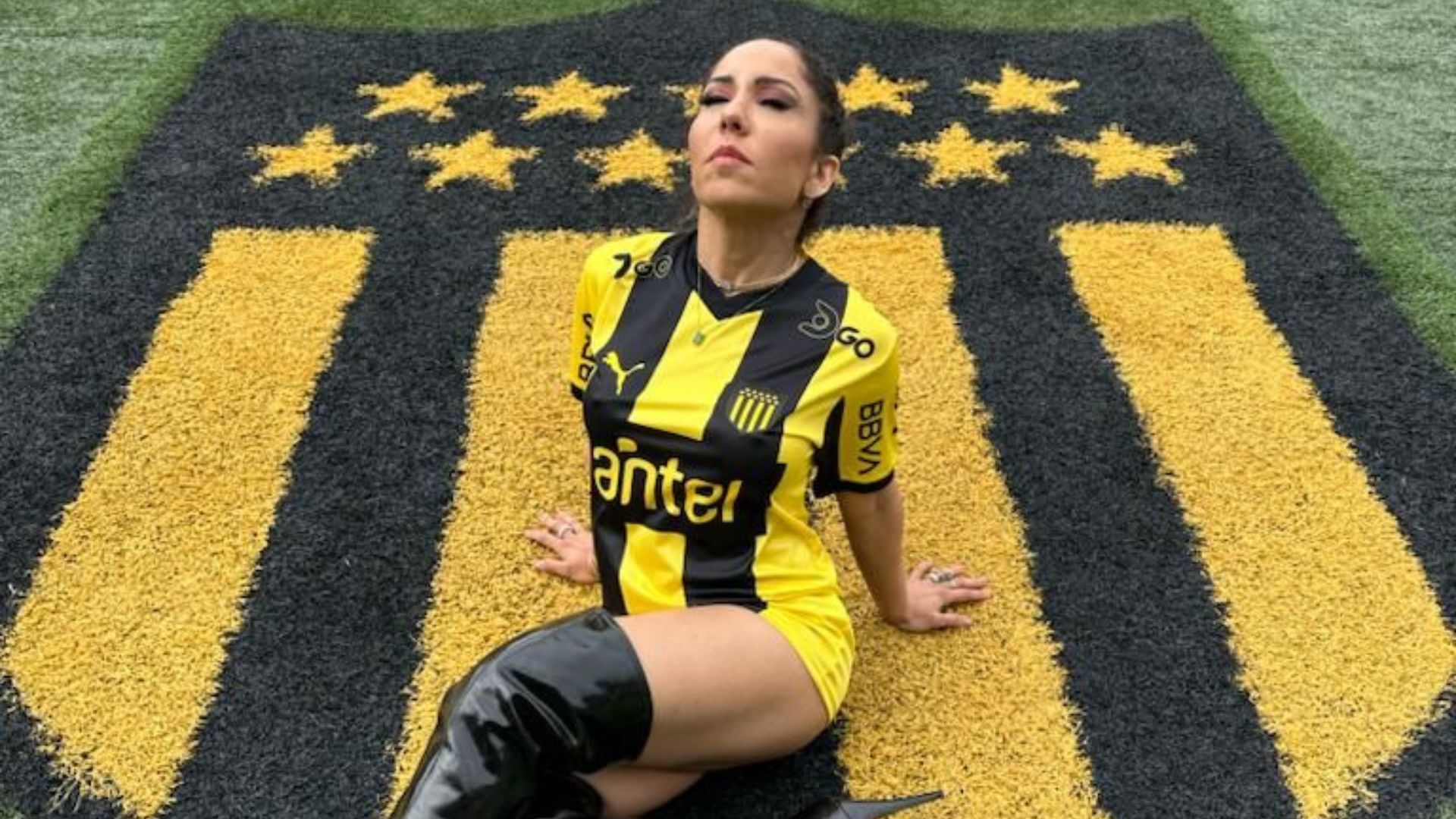 Mulher Melão sensualizando no estádio do Peñarol