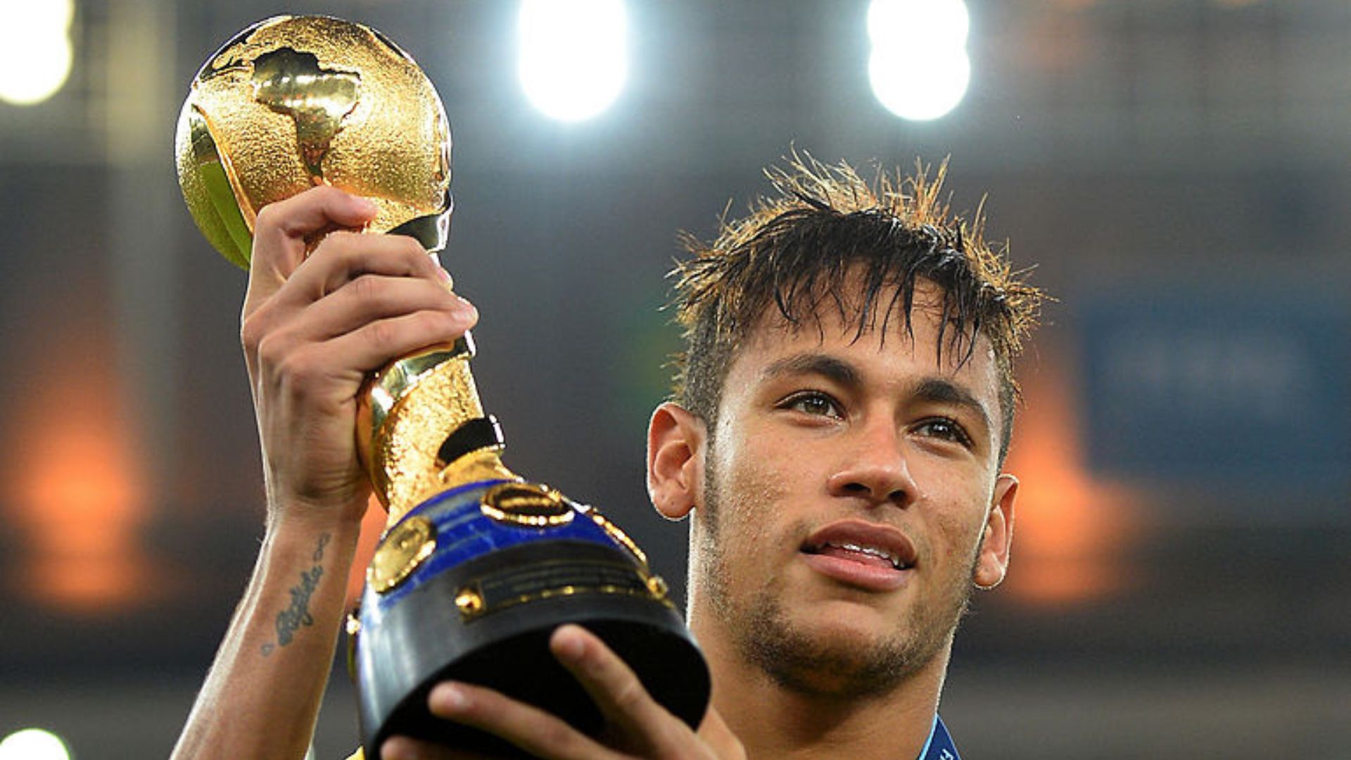 Neymar com a taça da Copa das Confederações
